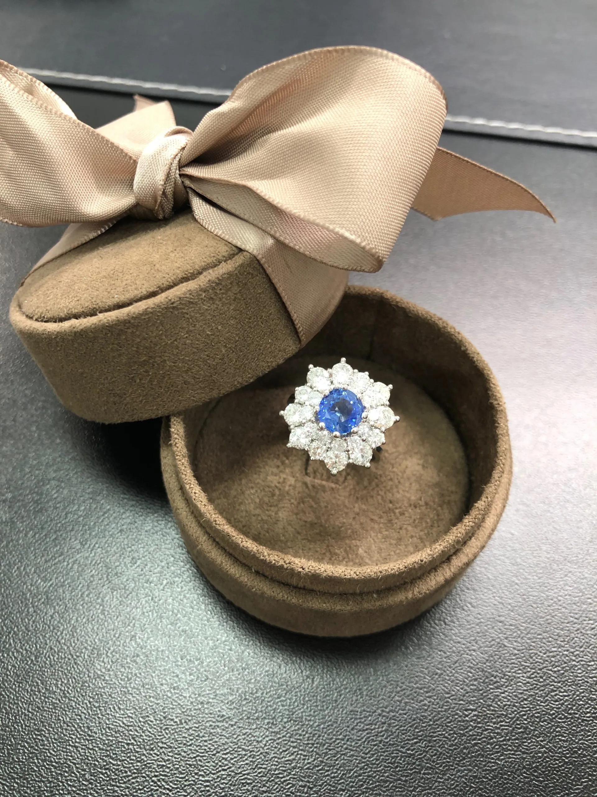 Anillo Oro Blanco 18kts con Zafiro y Diamantes