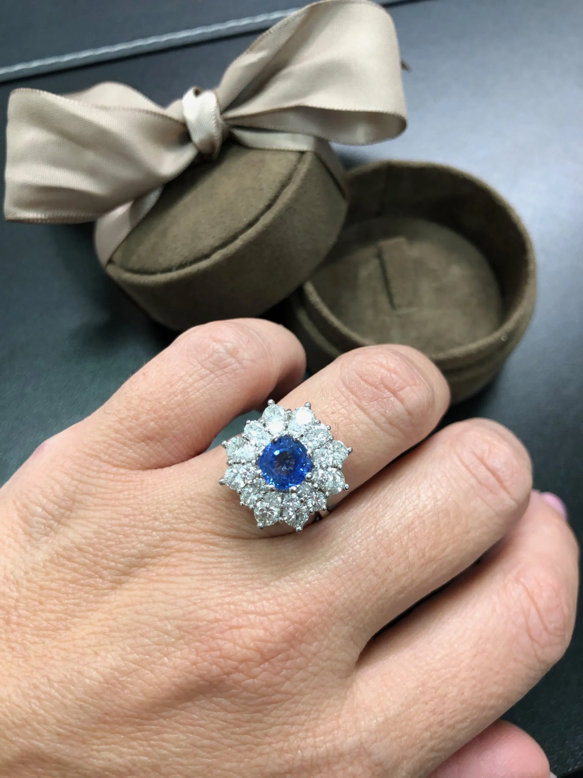 Anillo Oro Blanco 18kts con Zafiro y Diamantes