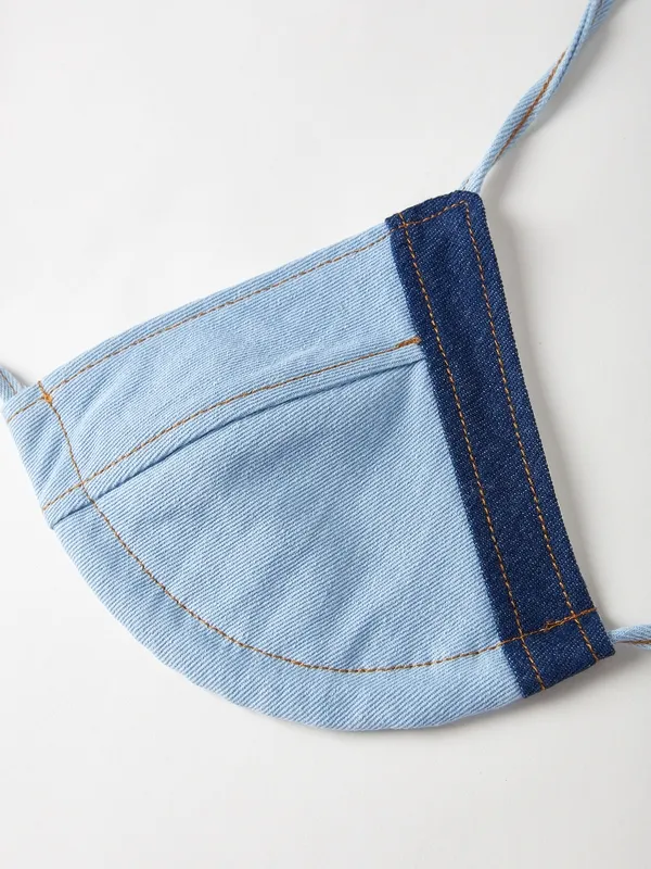 Bikinis de triángulo con cuello halter y empalme de mezclilla