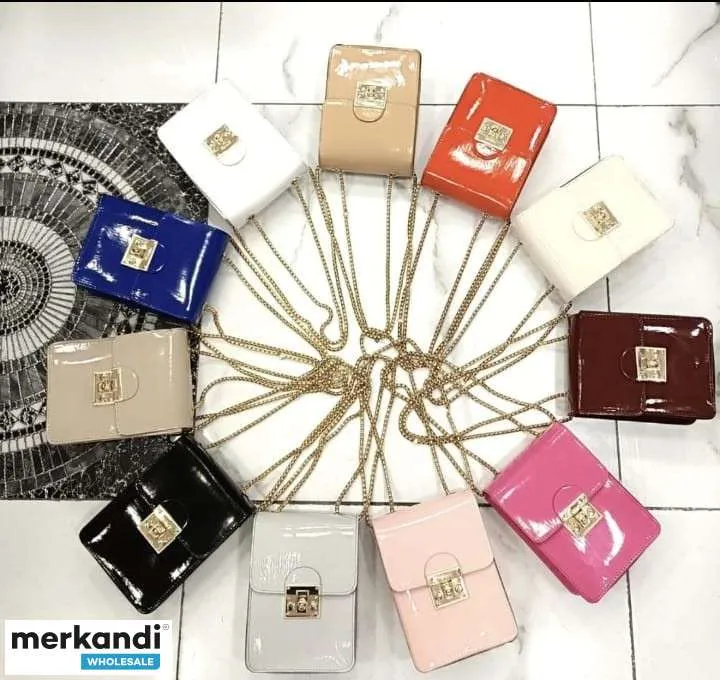 Bolsos de moda para mujer con una variedad de opciones de color y diseño.
