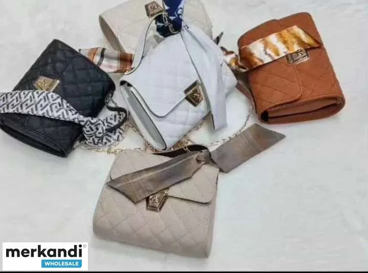 Bolsos de moda para mujer con una variedad de opciones de color y diseño.