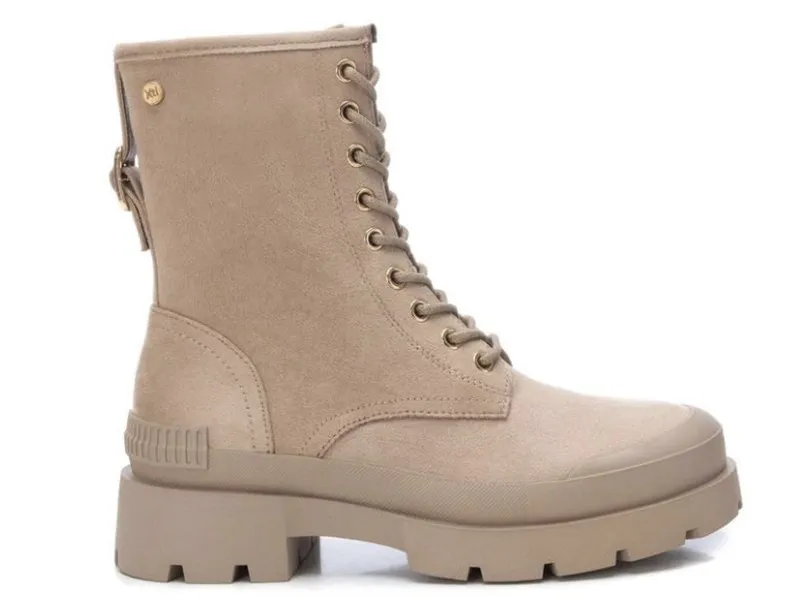 BOTÍN CON CORDONES PARA MUJER XTI EN COLOR BEIGE. 142025.
