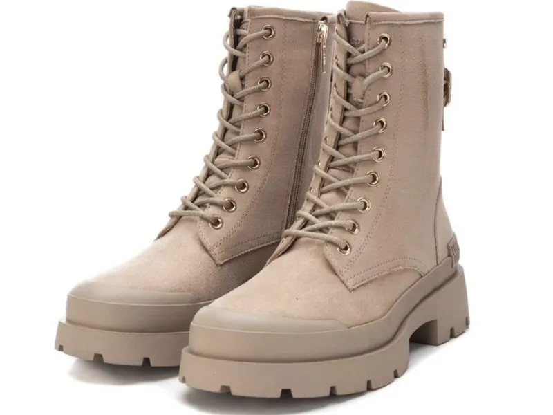 BOTÍN CON CORDONES PARA MUJER XTI EN COLOR BEIGE. 142025.