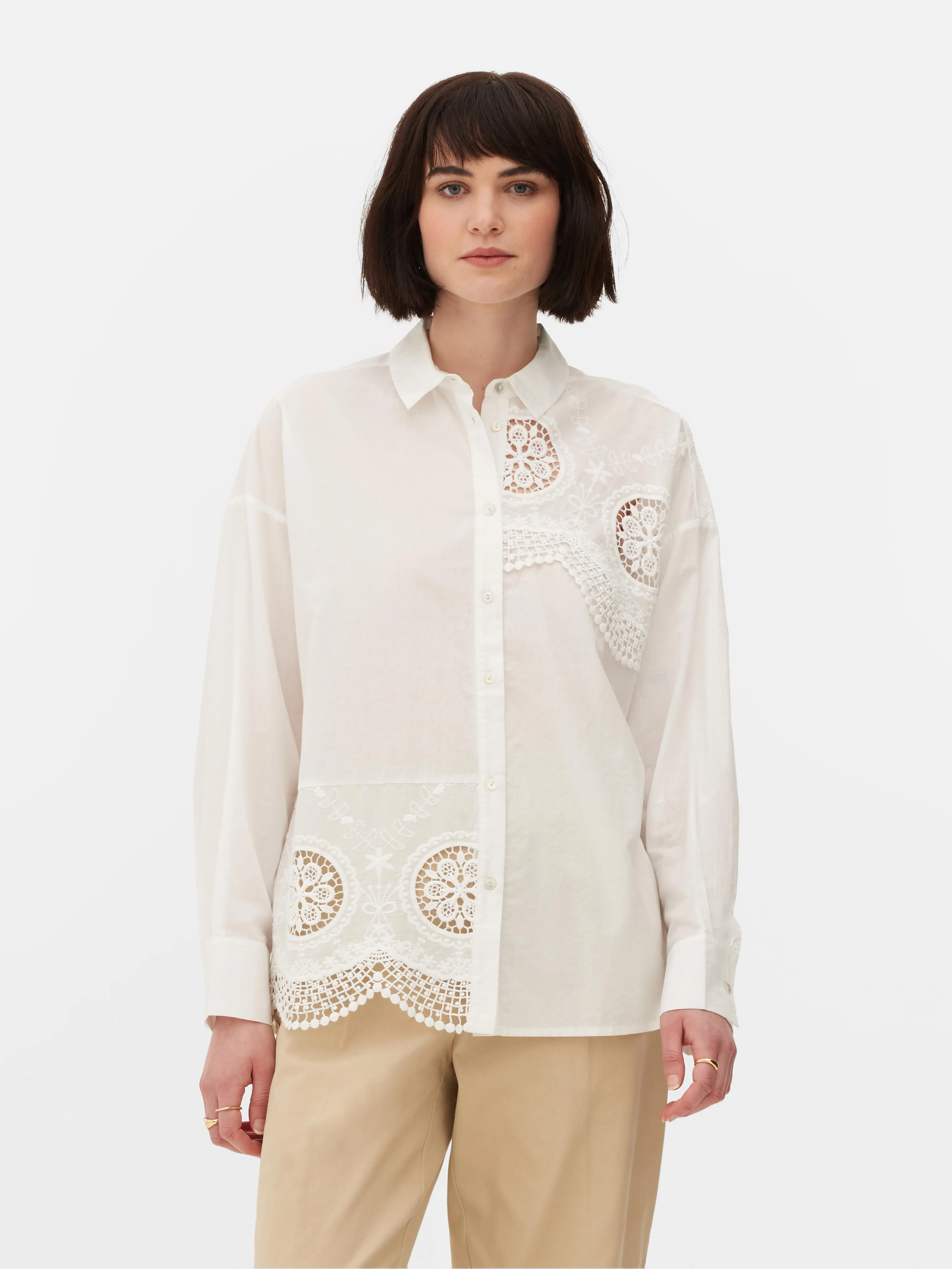 Camisa de crochet con diseño recortado