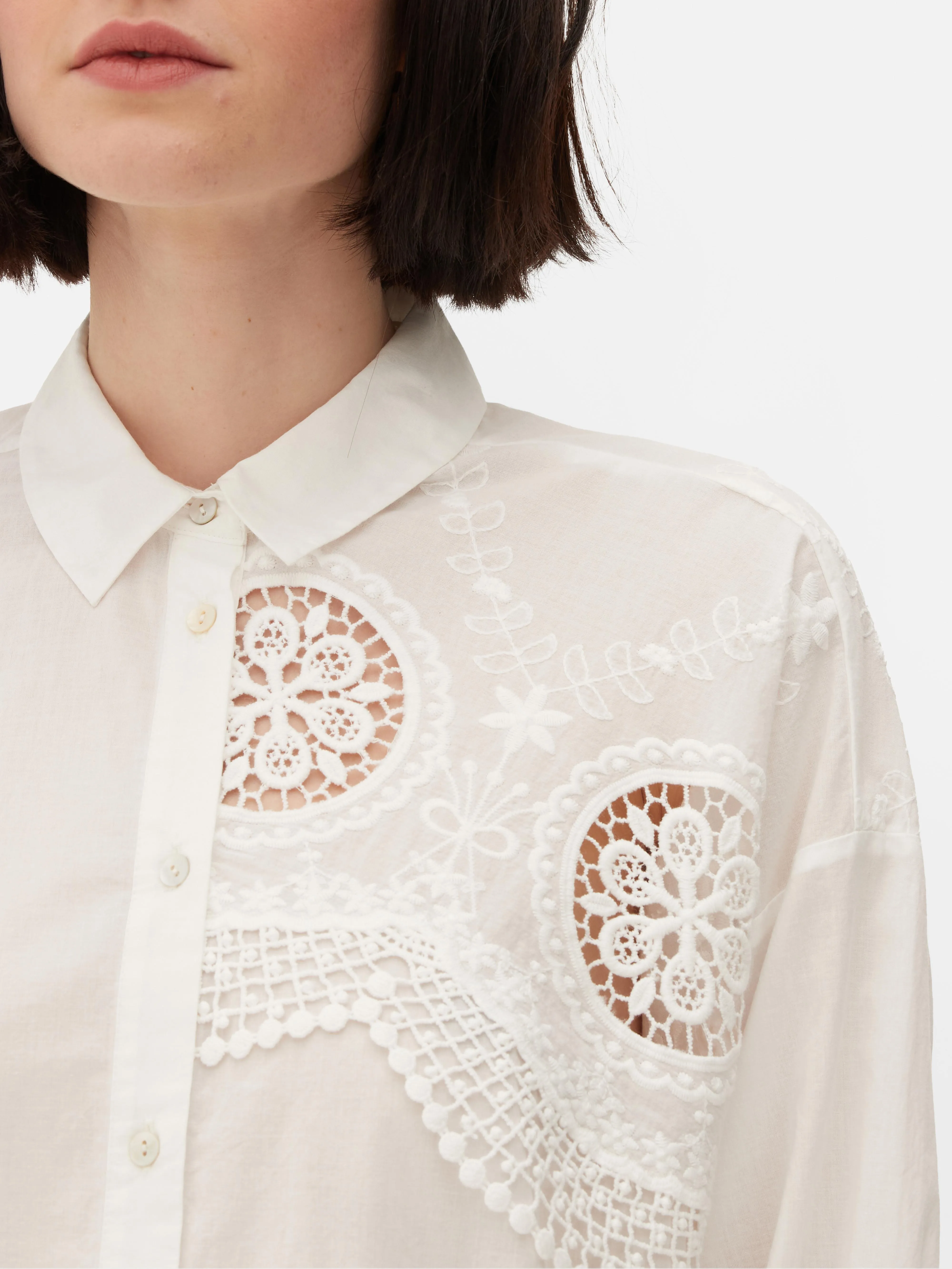 Camisa de crochet con diseño recortado