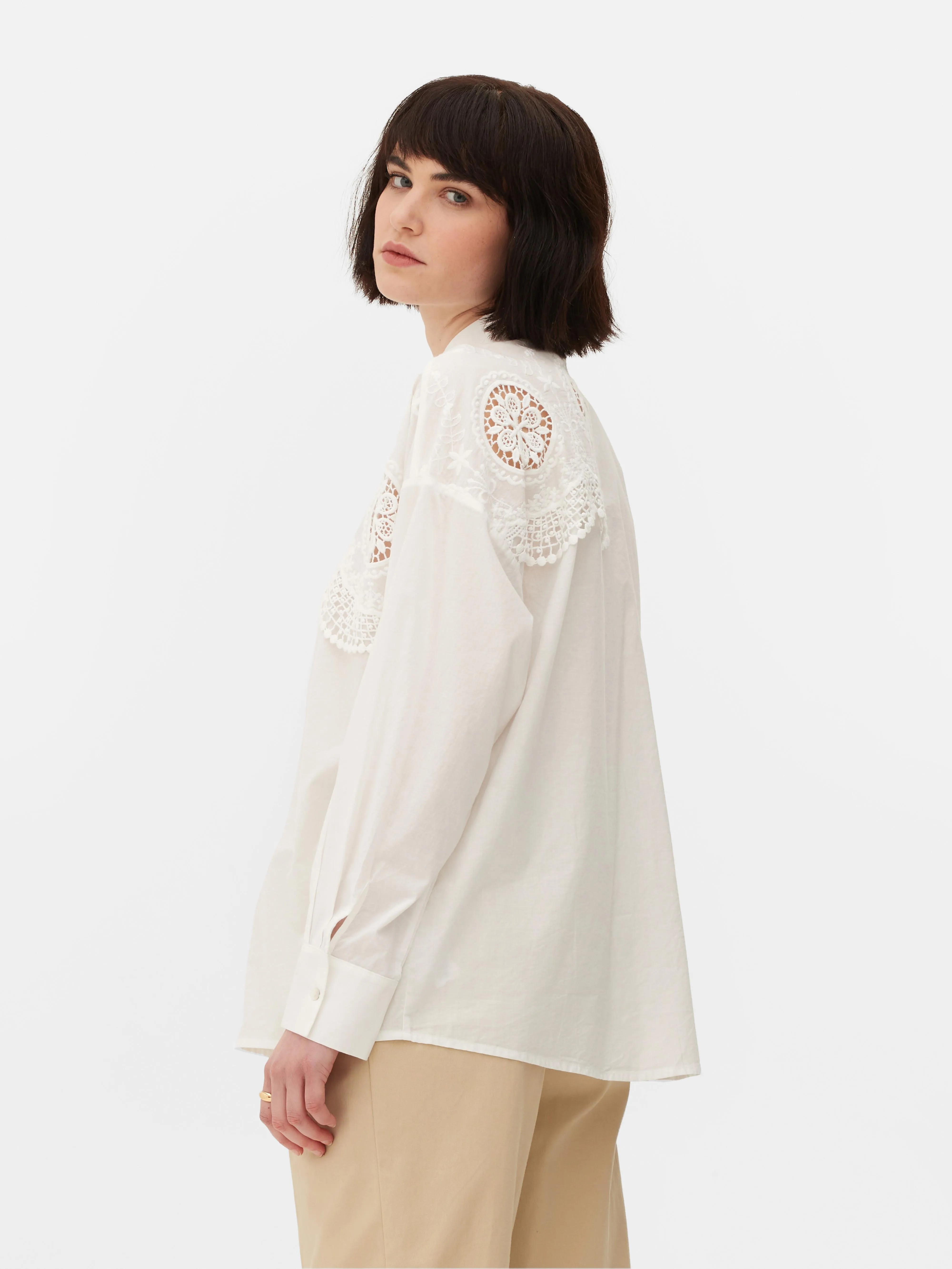 Camisa de crochet con diseño recortado