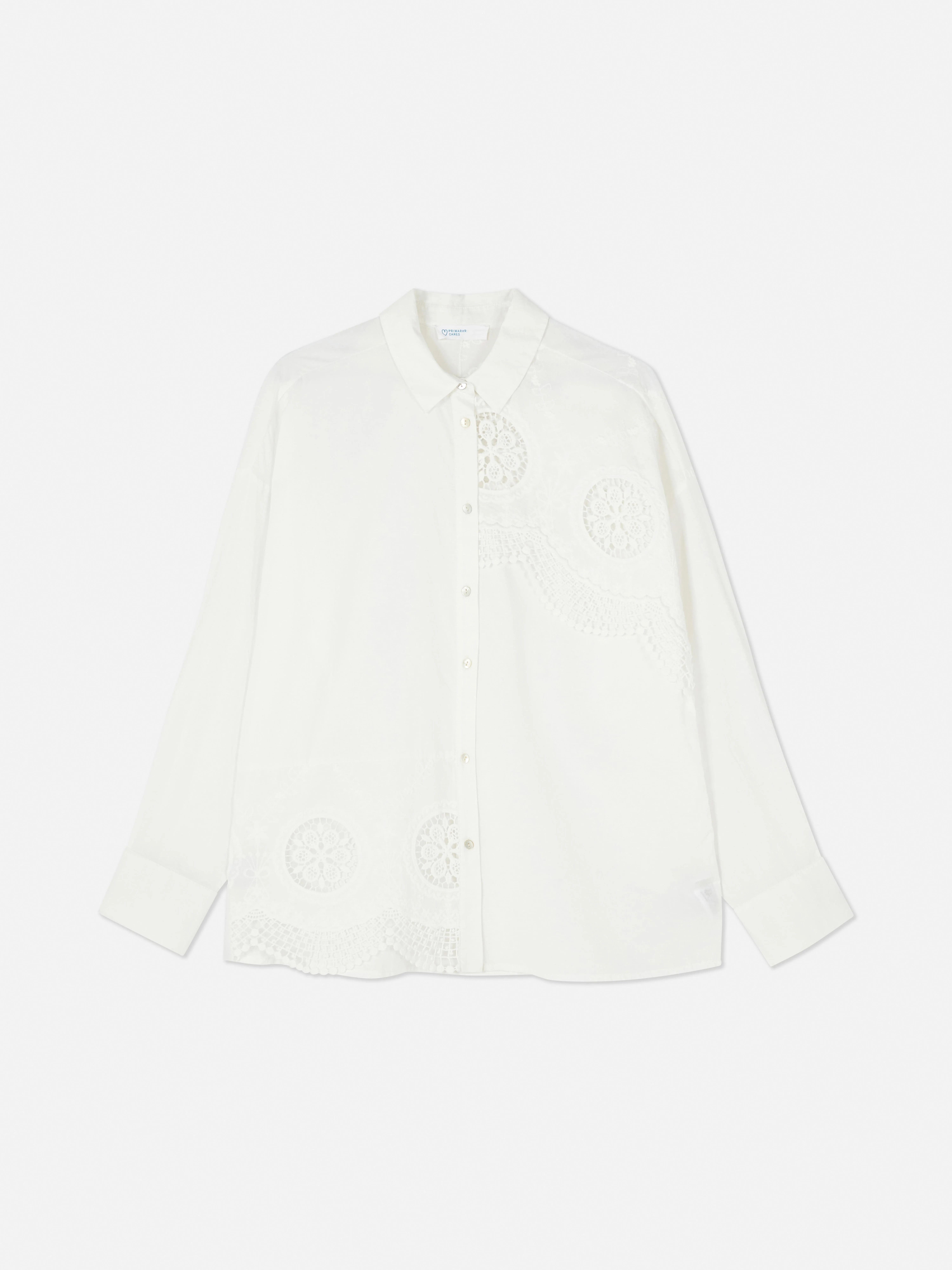 Camisa de crochet con diseño recortado