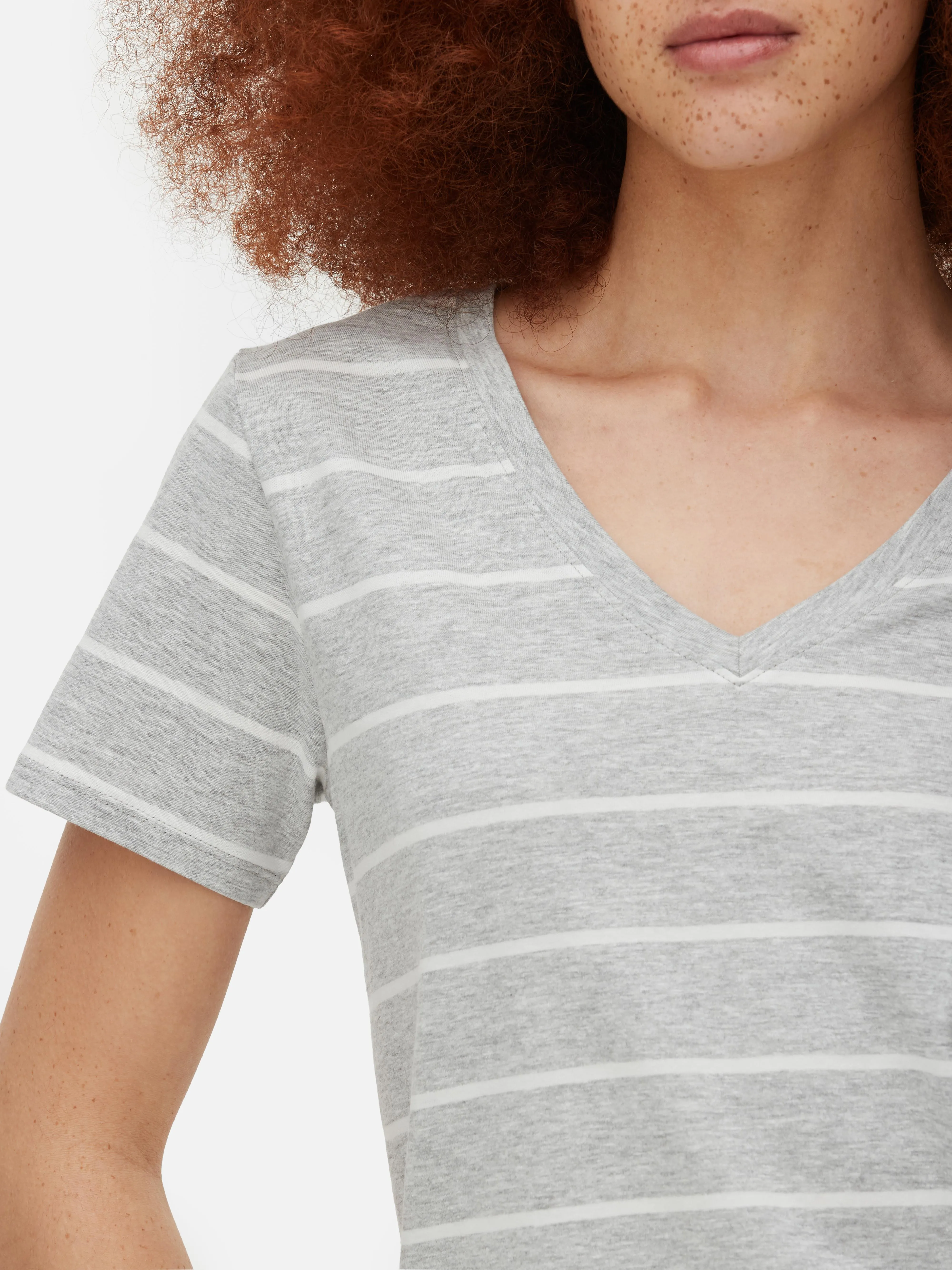 Camiseta a rayas con cuello de pico