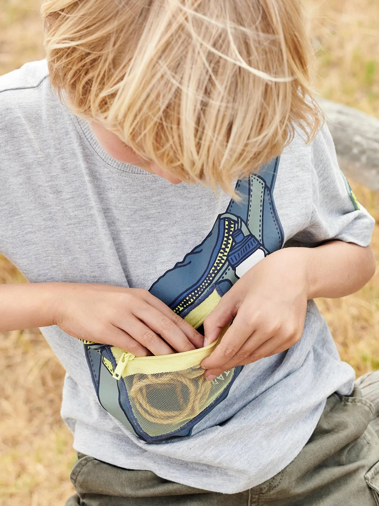 Camiseta con motivo de riñonera, efecto óptico y bolsillo con cremallera para niño