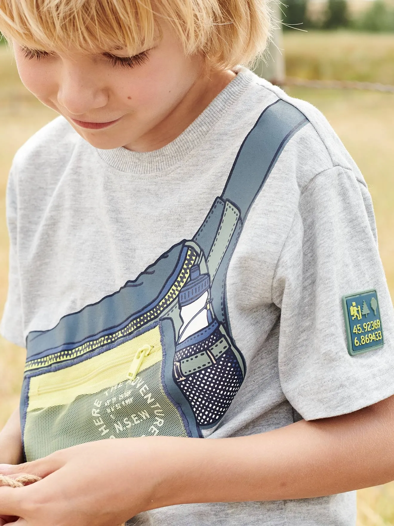 Camiseta con motivo de riñonera, efecto óptico y bolsillo con cremallera para niño