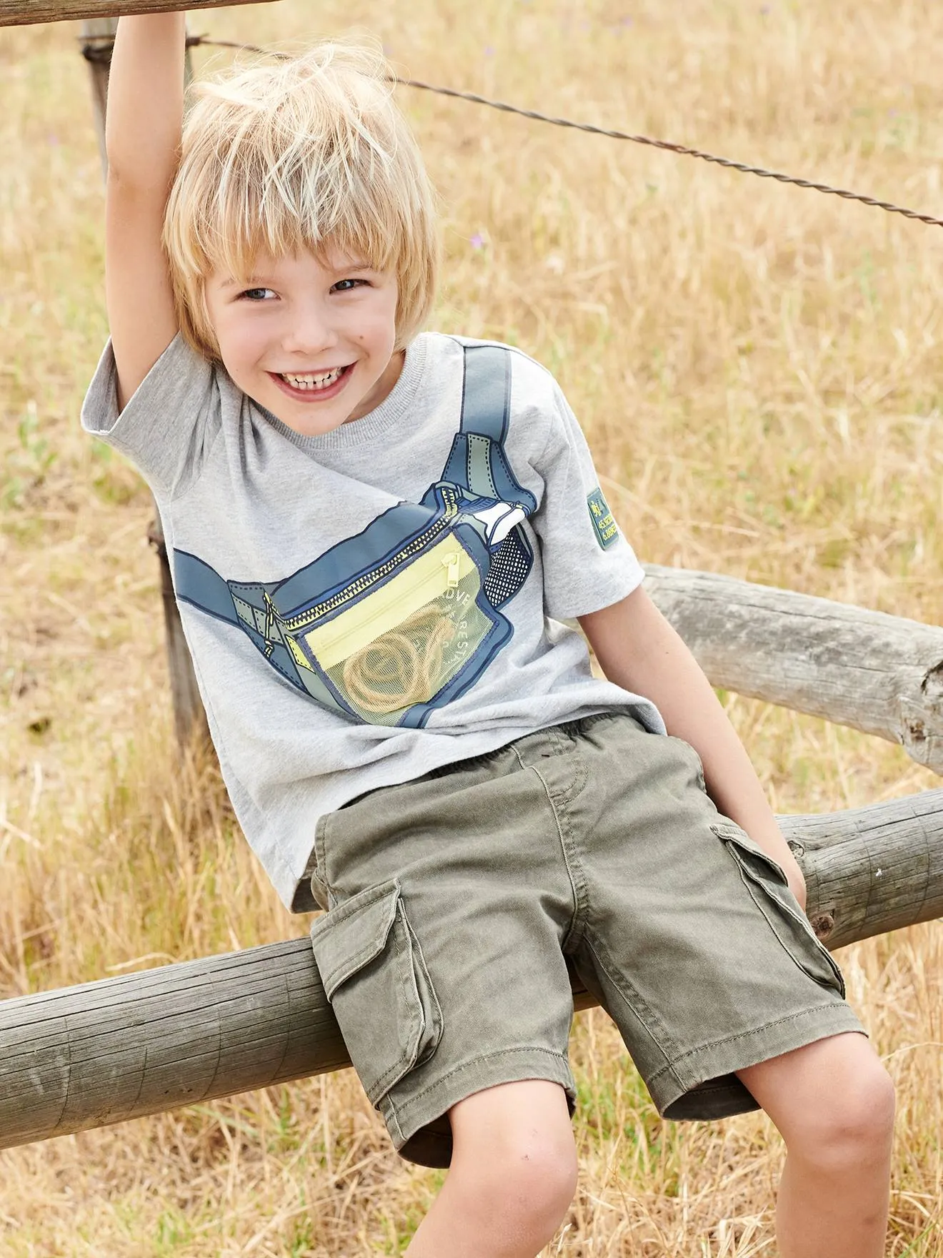 Camiseta con motivo de riñonera, efecto óptico y bolsillo con cremallera para niño