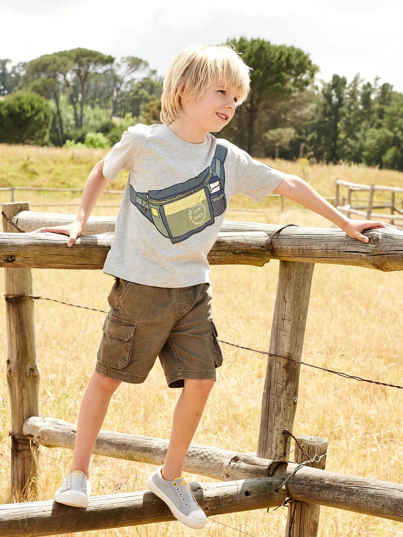 Camiseta con motivo de riñonera, efecto óptico y bolsillo con cremallera para niño