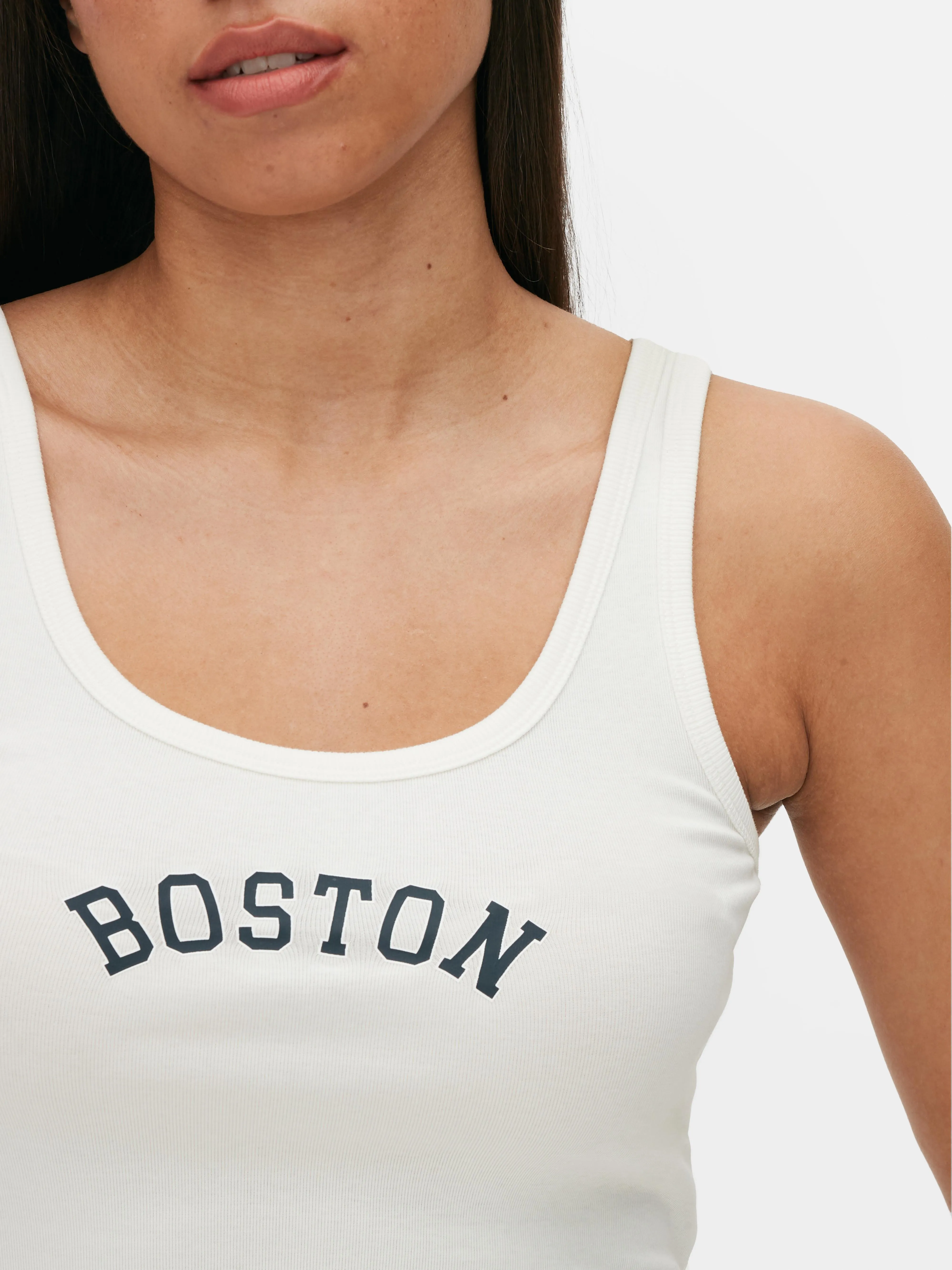 Camiseta corta sin mangas y escotada