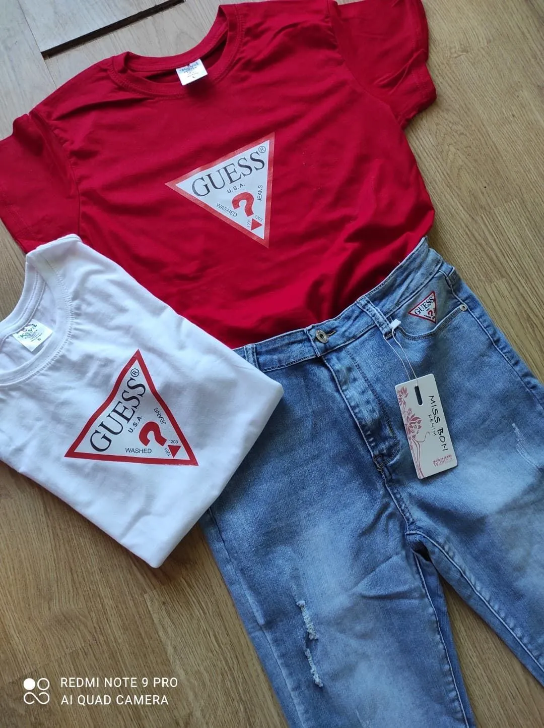 Camiseta y pantalón Guess