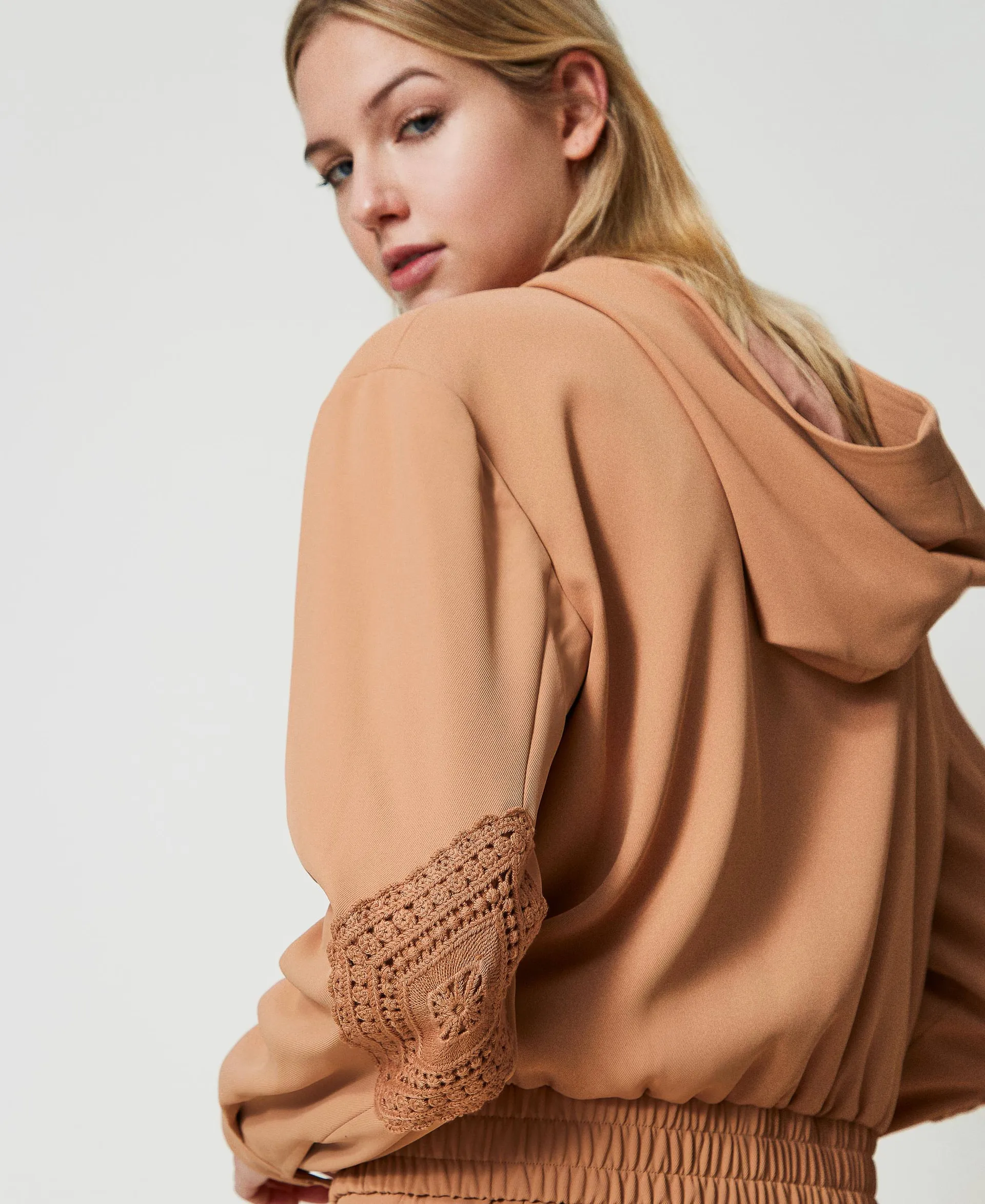 Cazadora bómber de crepé con macramé