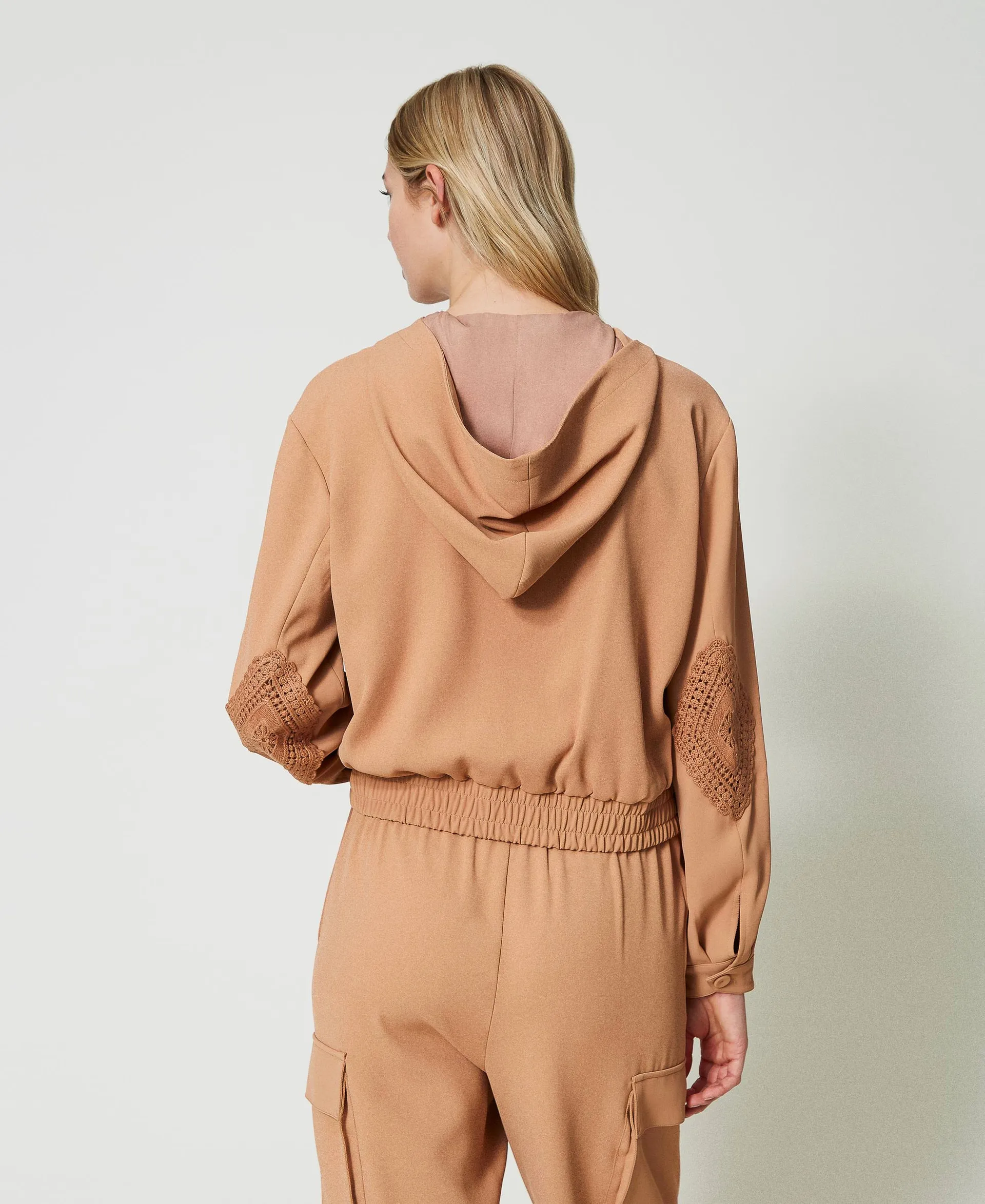 Cazadora bómber de crepé con macramé
