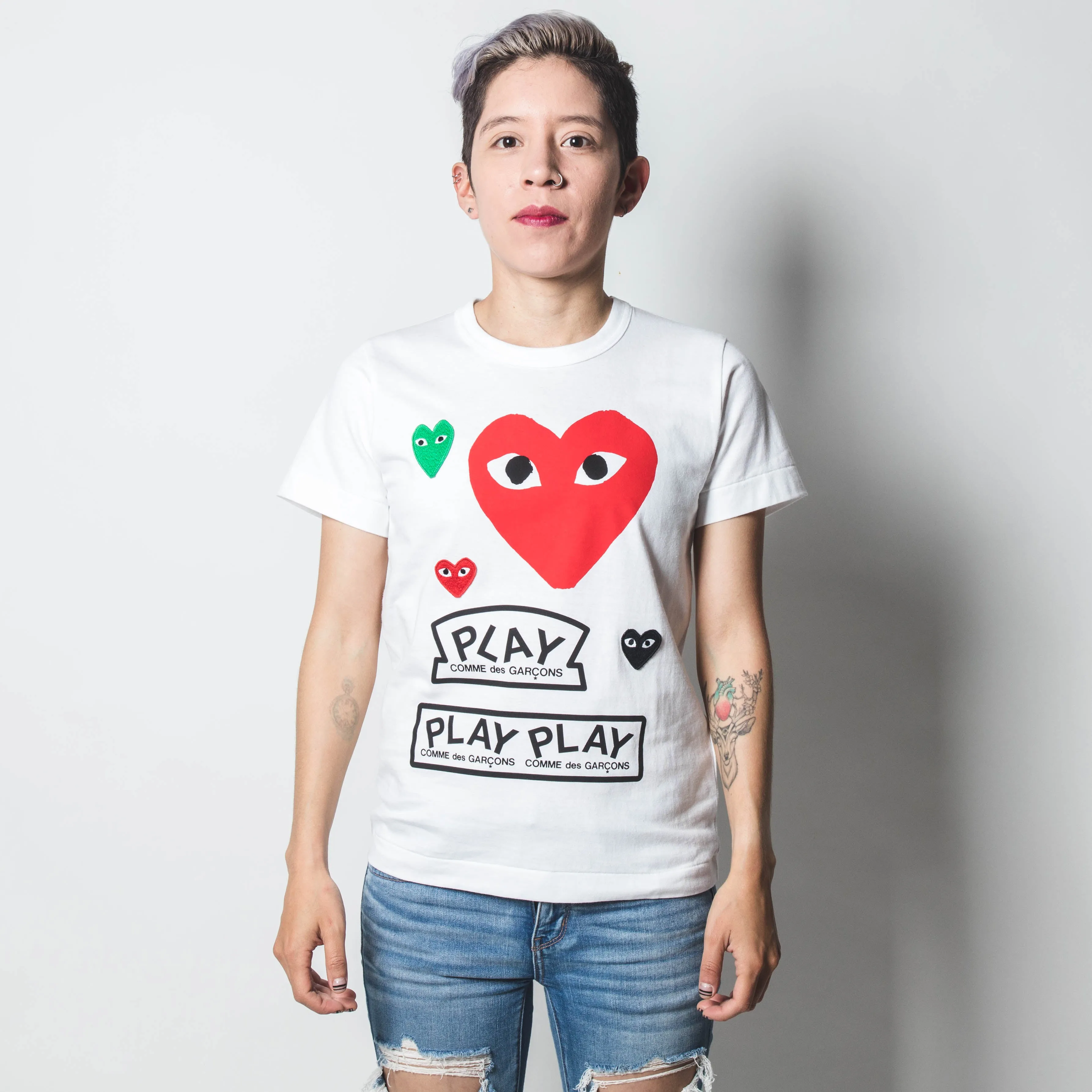CDG PLAY RED AND GREEN HEART WHITE LOGO TSHIRT