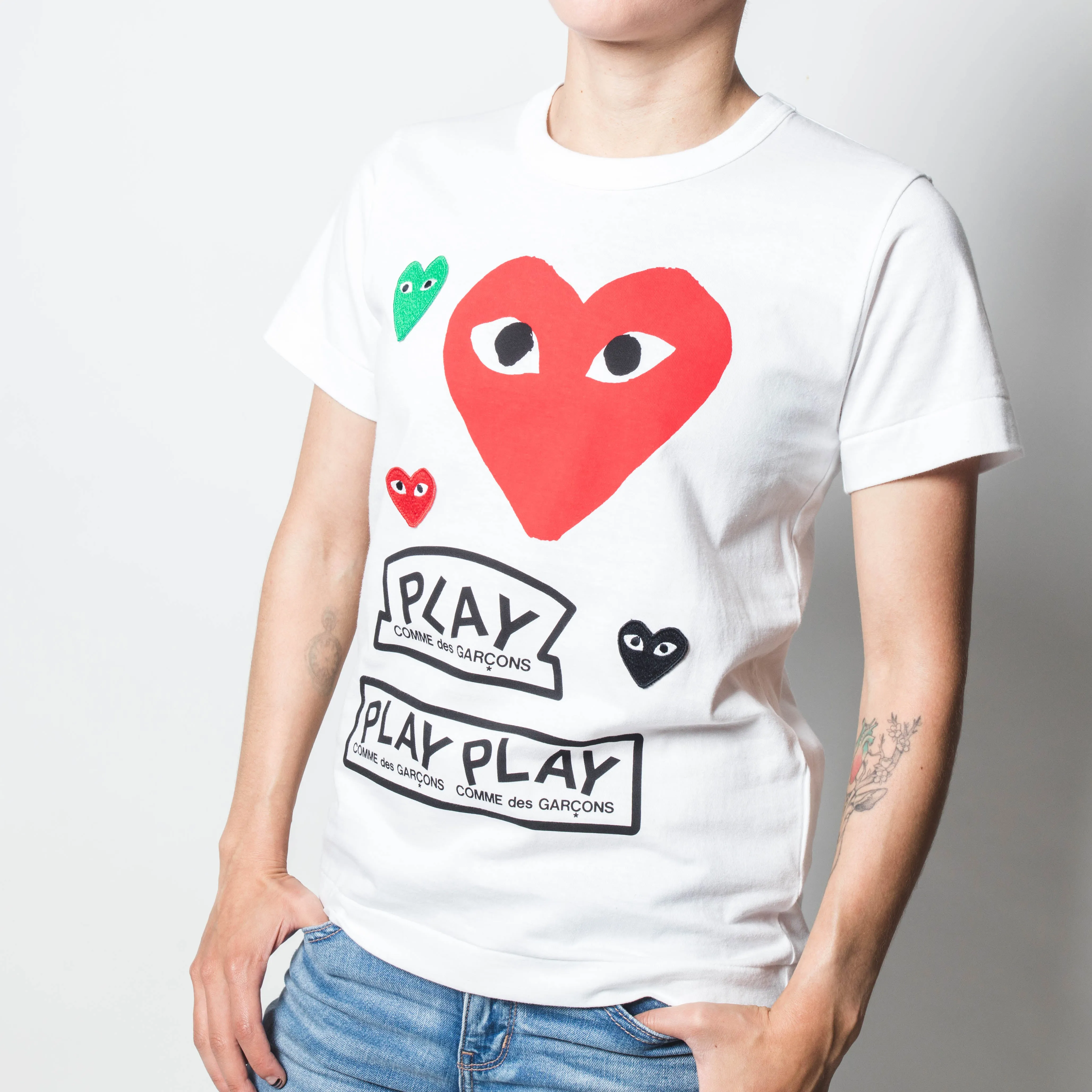 CDG PLAY RED AND GREEN HEART WHITE LOGO TSHIRT
