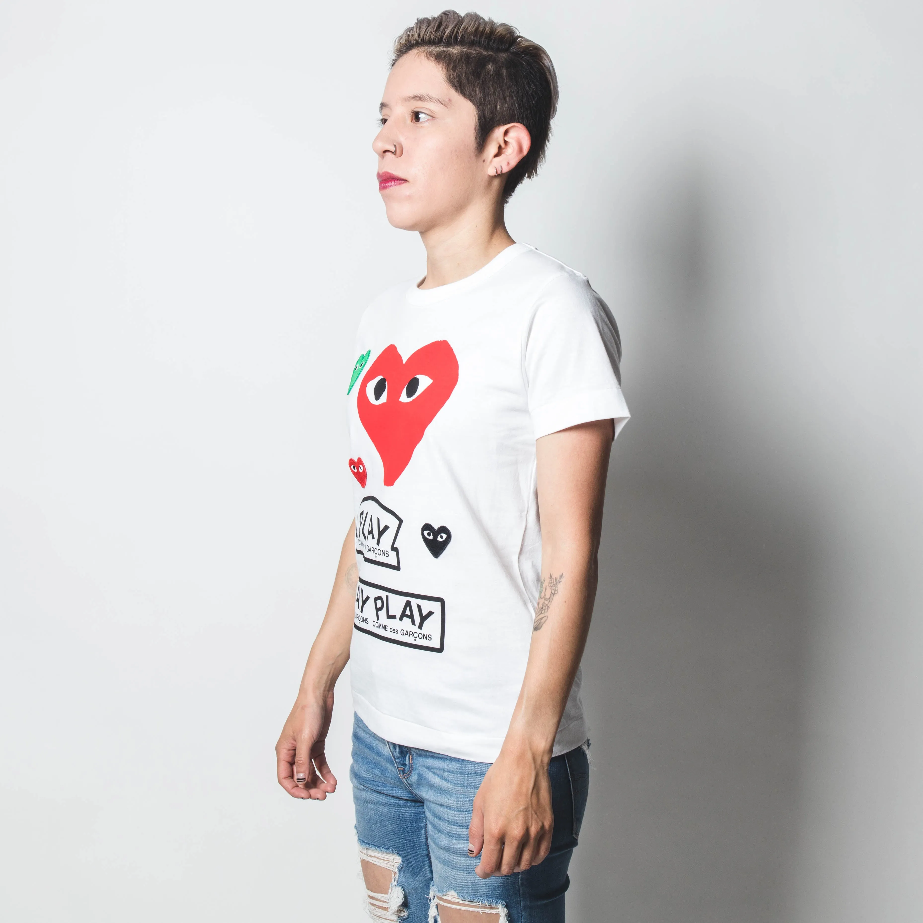 CDG PLAY RED AND GREEN HEART WHITE LOGO TSHIRT