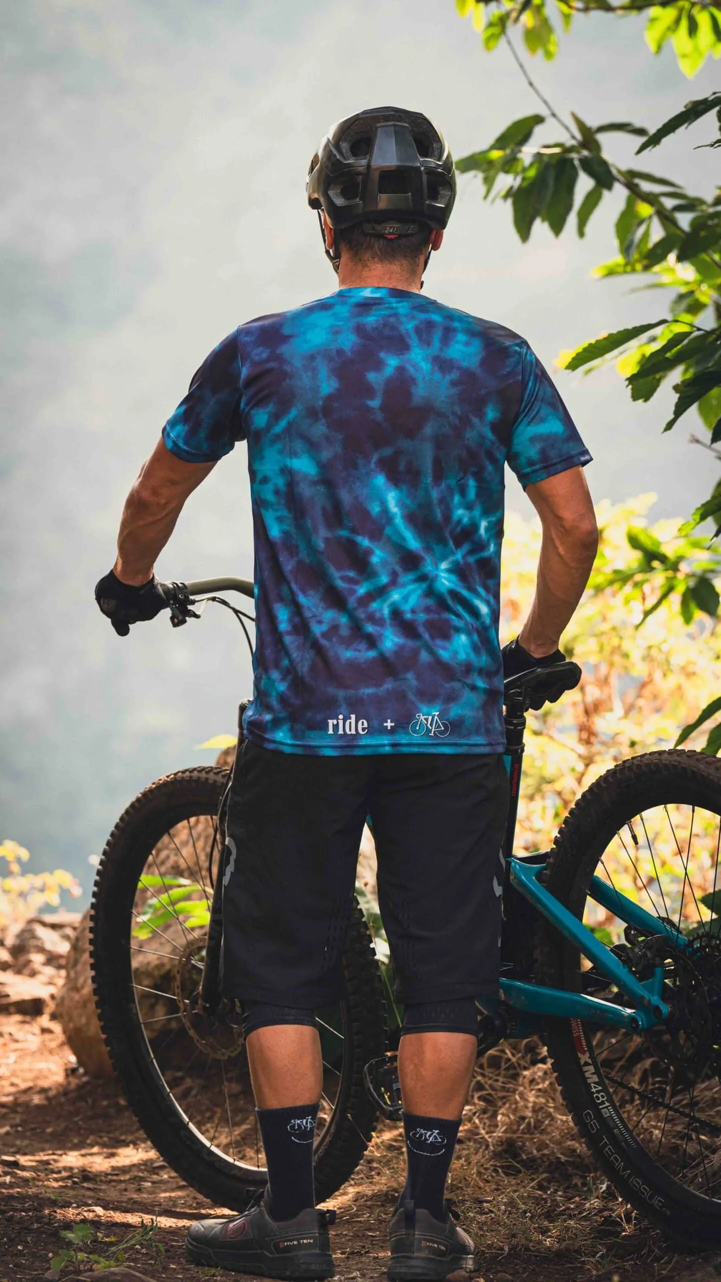 Chela Clo – Camiseta Biker deep blue dye