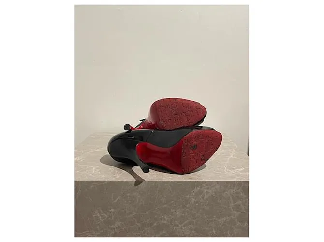 CHRISTIAN LOUBOUTIN Tacones T.UE 37 Cuero Negro 