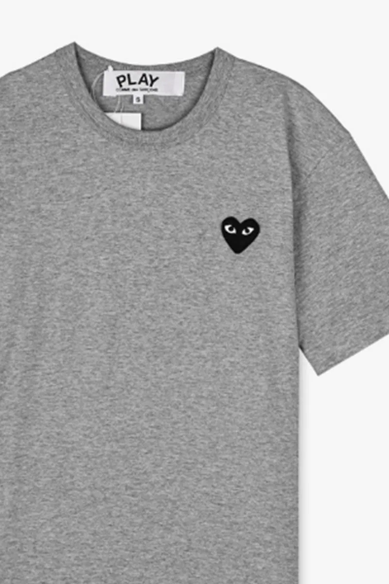 COMME DES GARÇONS PLAY CAMISETA GRIS CON CORAZÓN NEGRO
