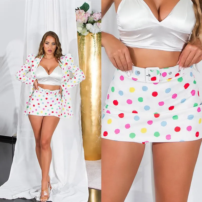 Falda short blanco de lunares y cinturón