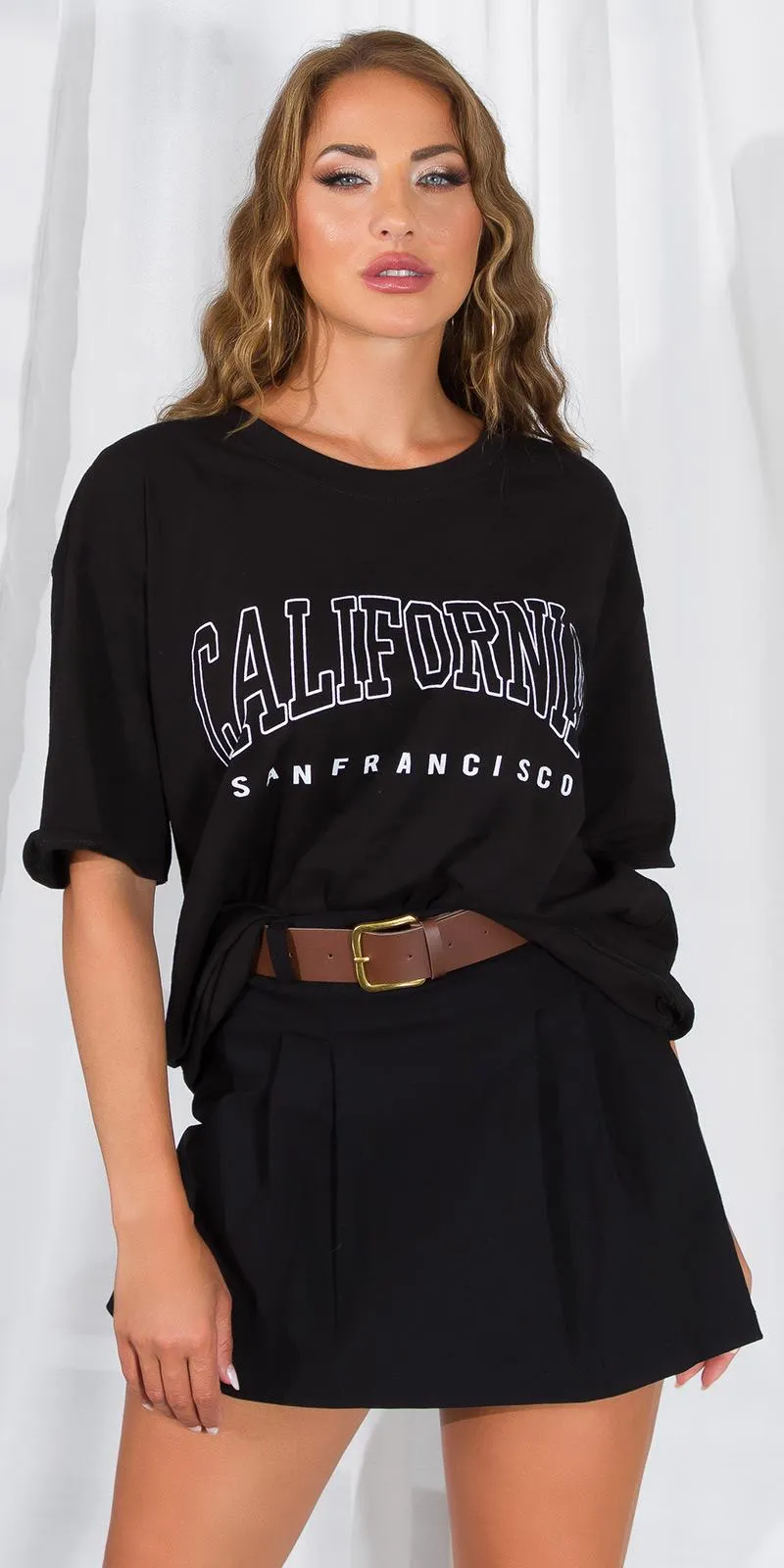 Falda short negro de pliegues y cinturón