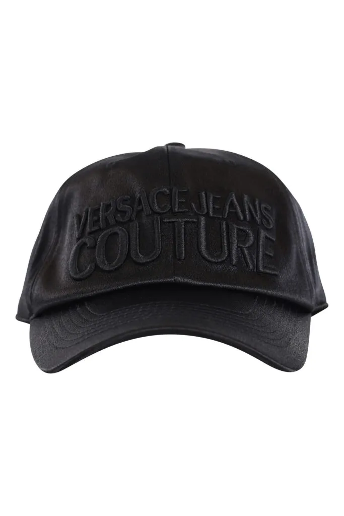 Gorra negra de satín con logo negro bordado