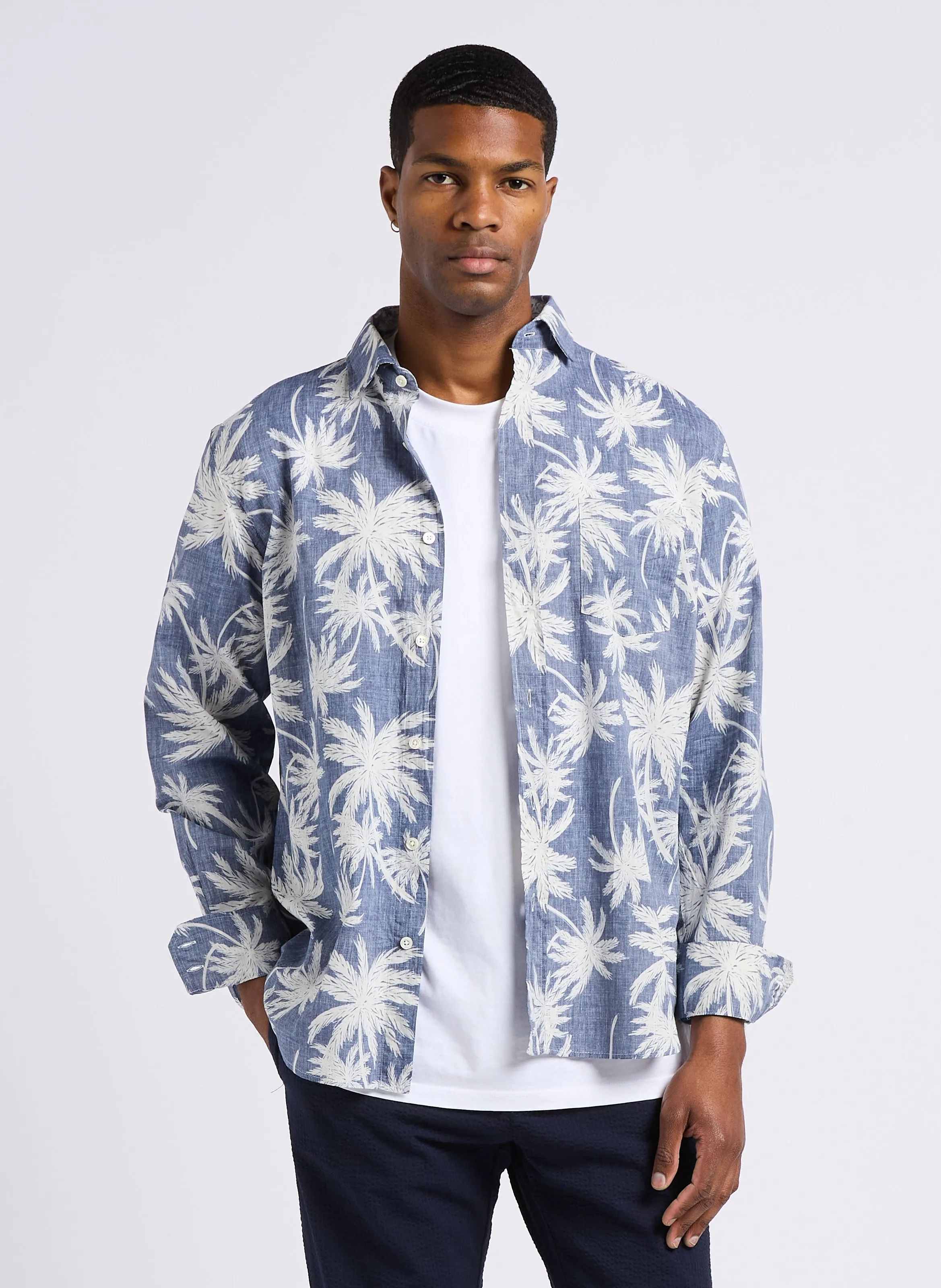 HARTFORD PAUL  CAMISA REGULAR FIT CON ESTAMPADO DE PALMERAS EN ALGODóN EN AZUL