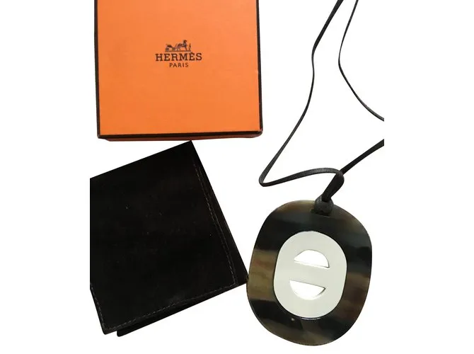 Hermès Collares Castaño 