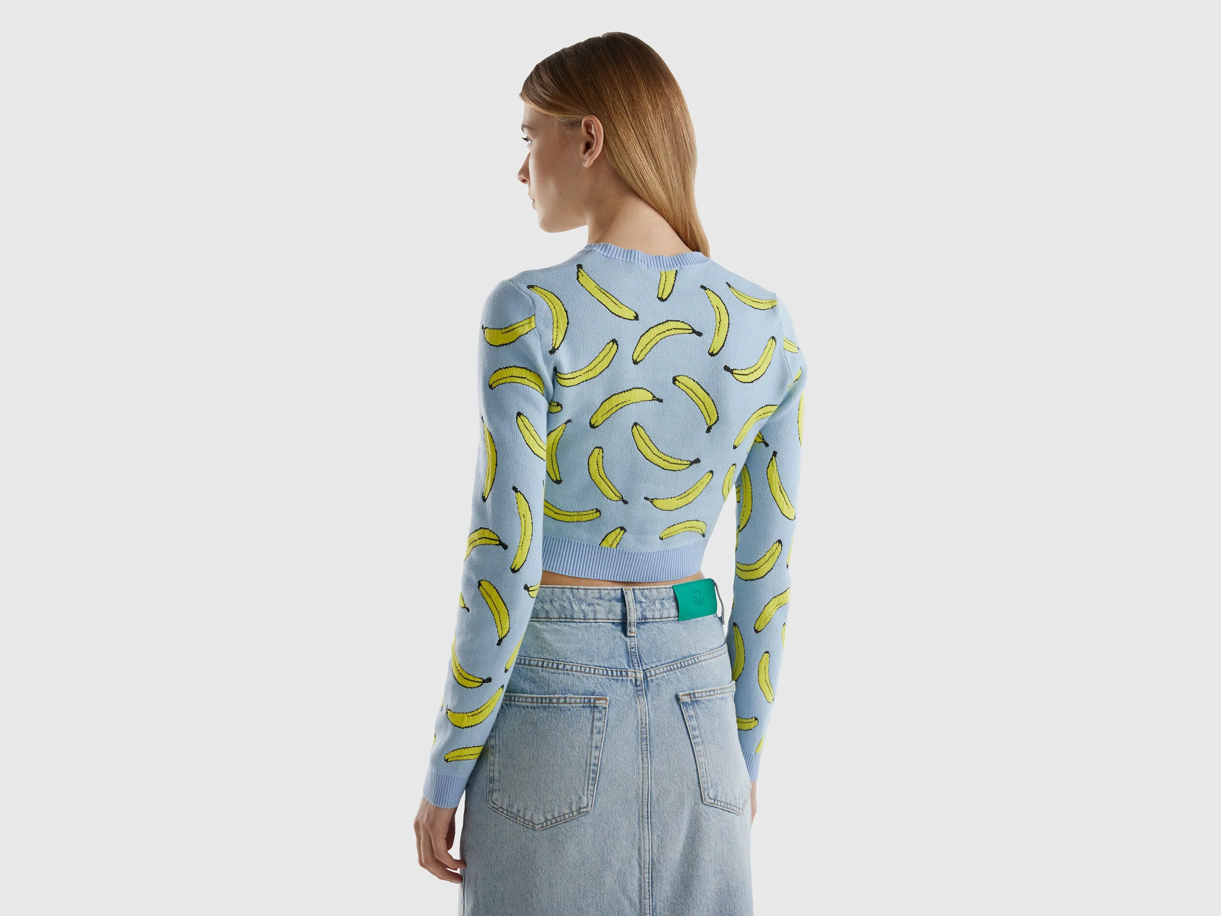 Jersey cropped celeste con estampado de plátanos