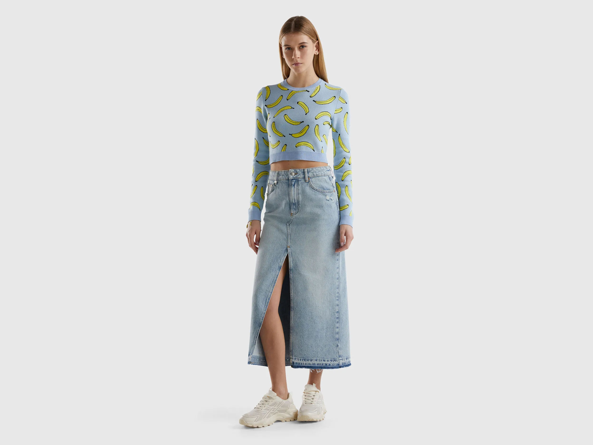 Jersey cropped celeste con estampado de plátanos