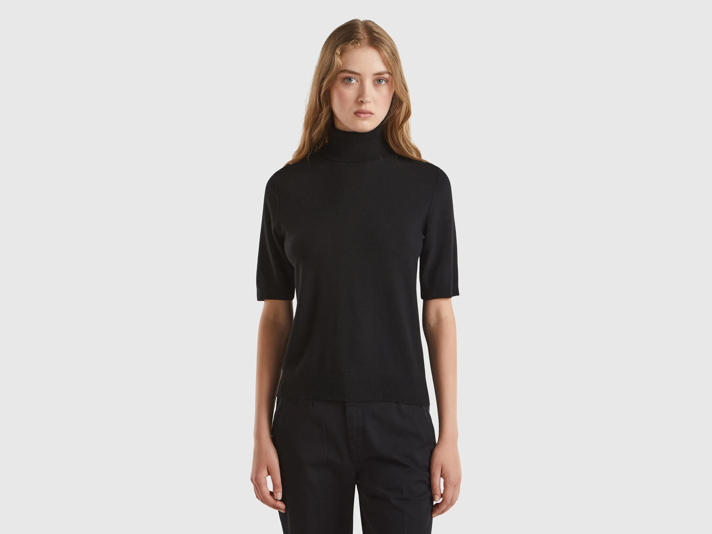 Jersey cuello alto negro de manga corta en mezcla de cachemira