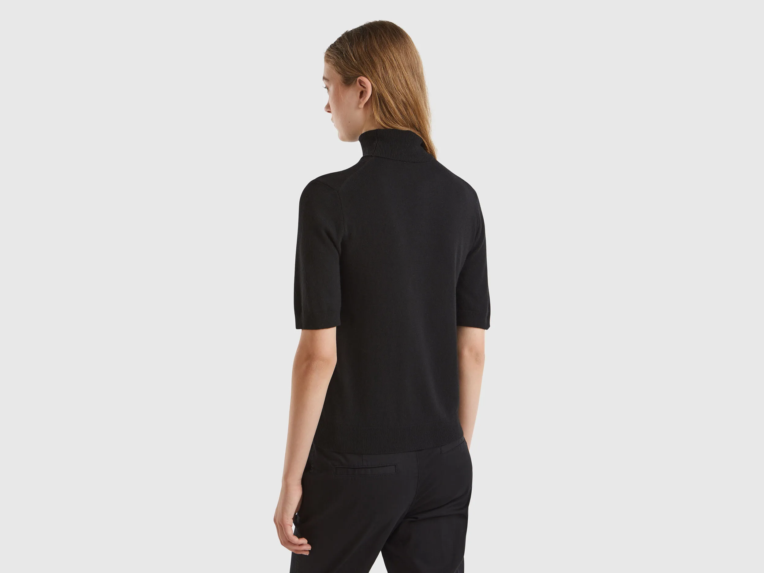 Jersey cuello alto negro de manga corta en mezcla de cachemira