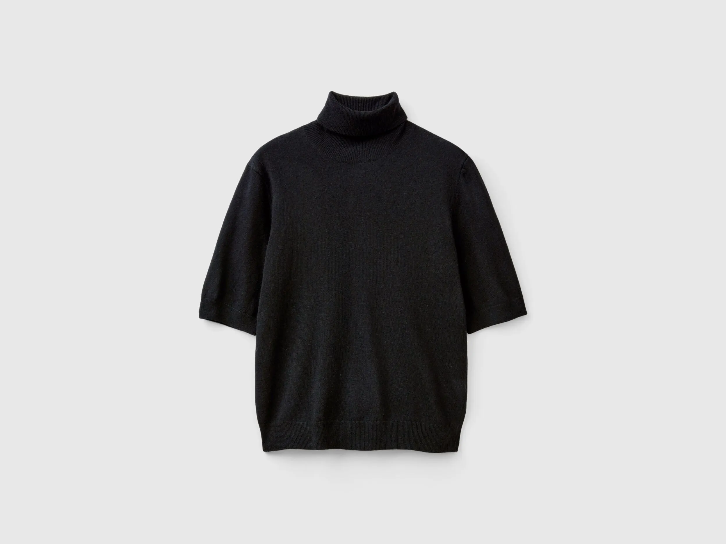 Jersey cuello alto negro de manga corta en mezcla de cachemira