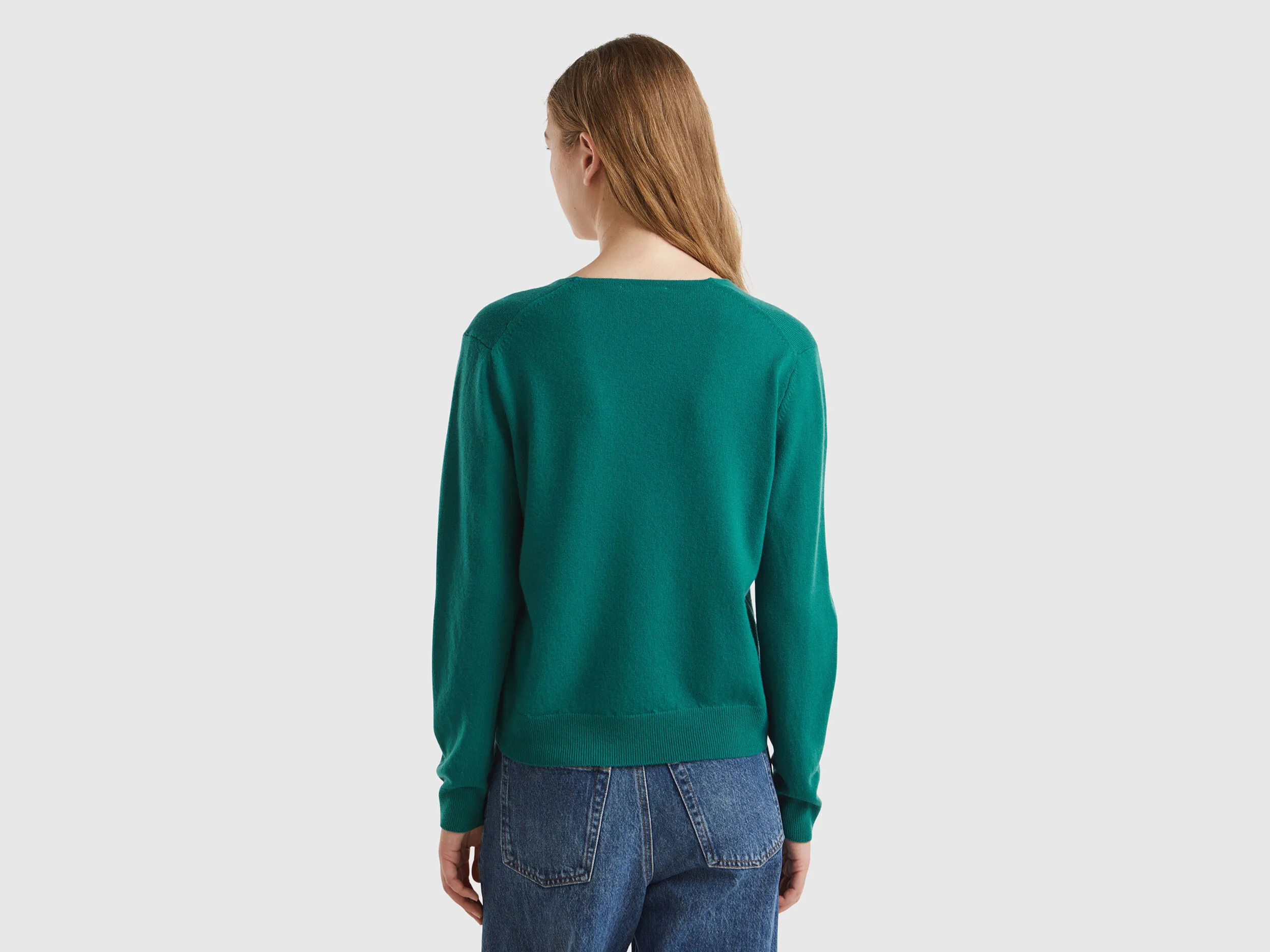 Jersey verde bosque cuello en V en pura lana merina