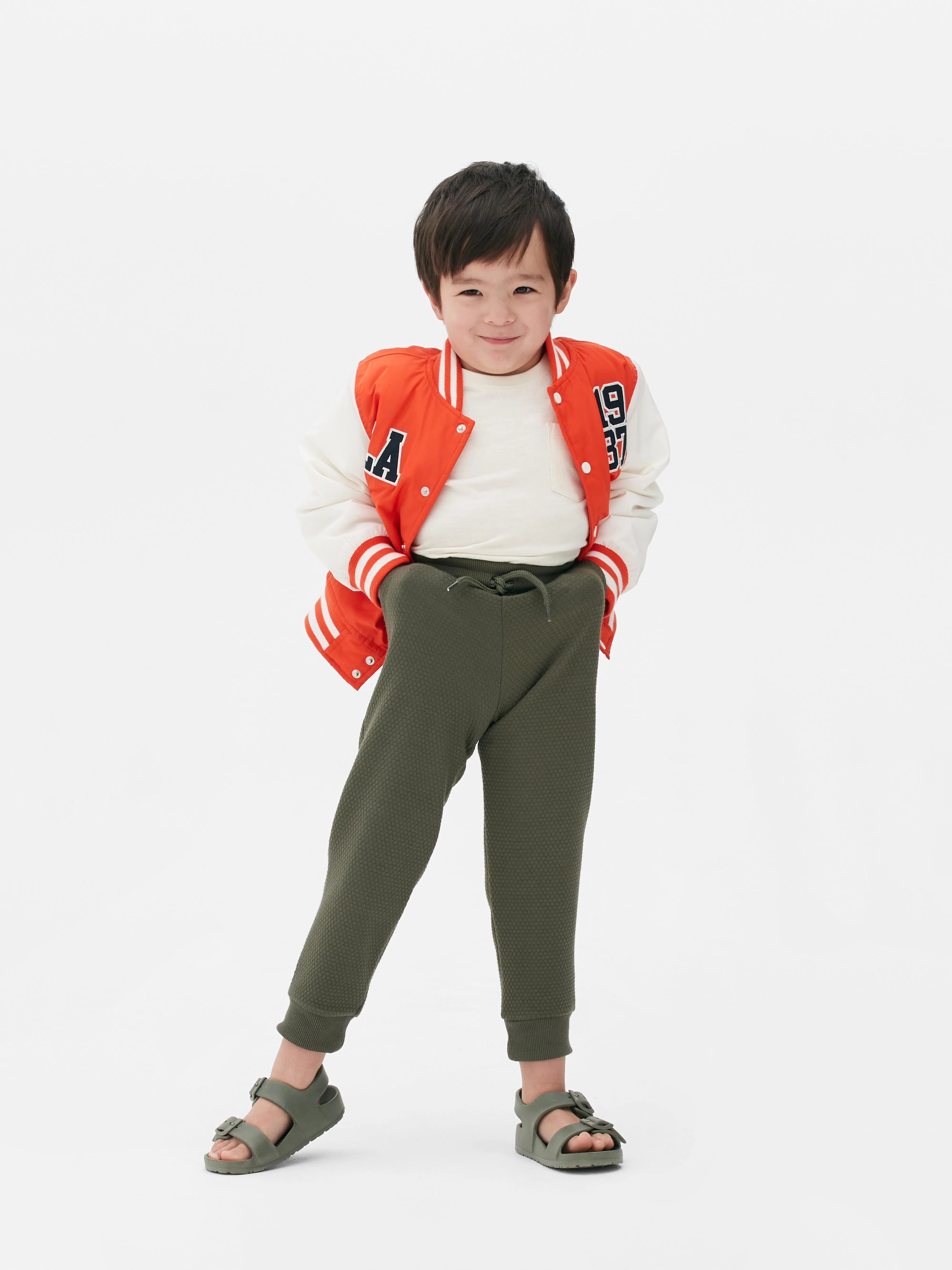 Joggers con textura y diseño geométrico