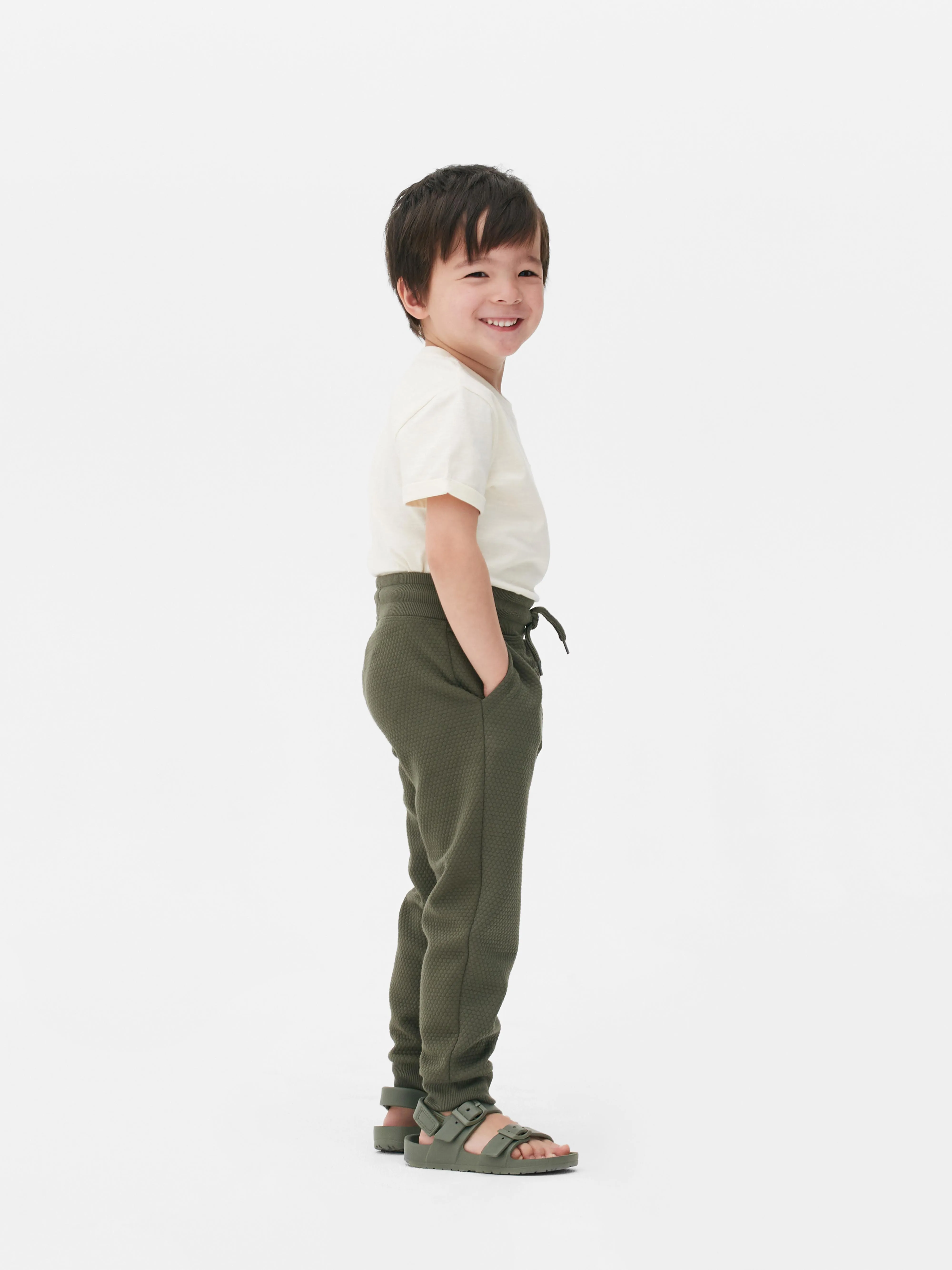 Joggers con textura y diseño geométrico