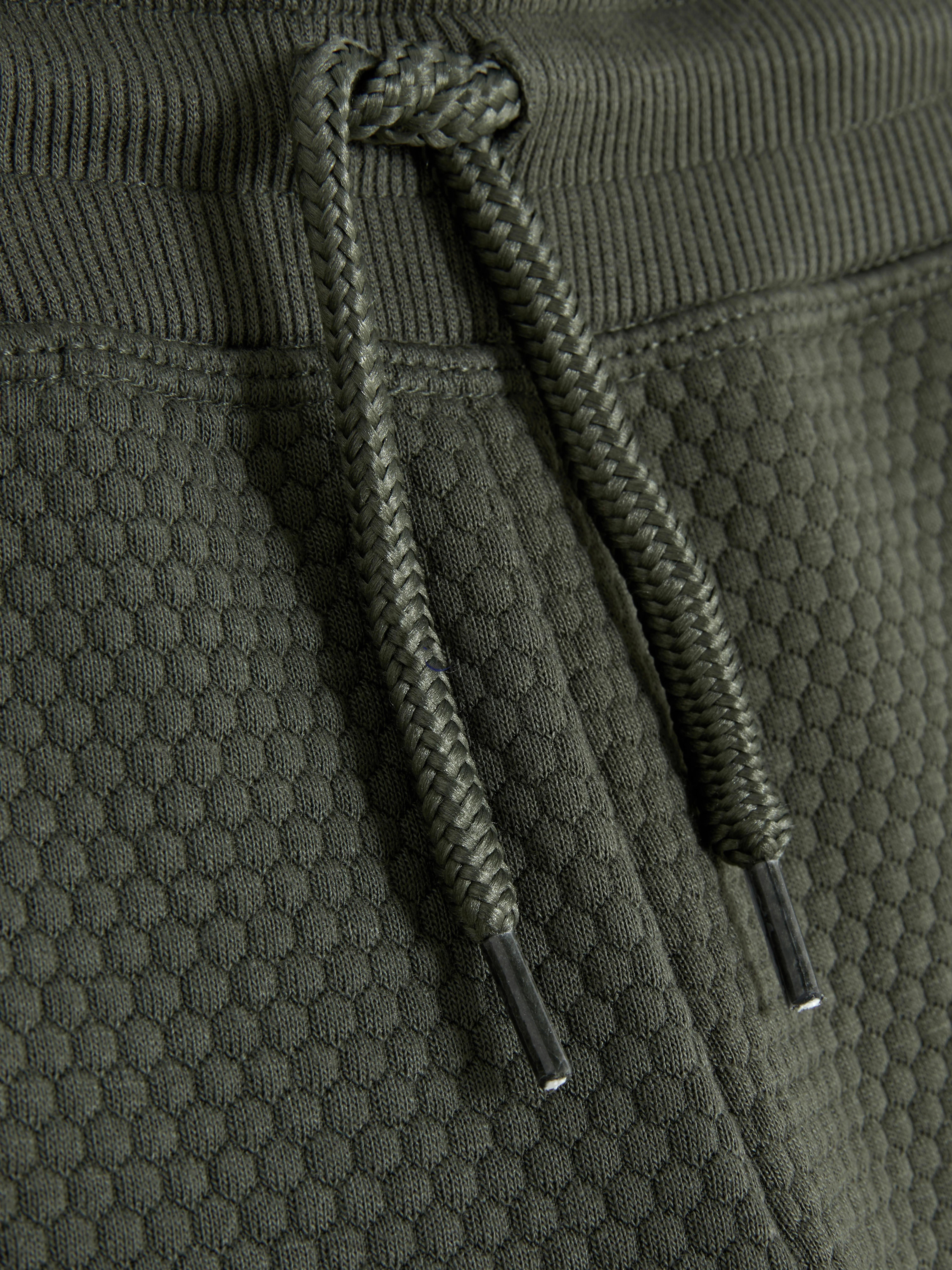 Joggers con textura y diseño geométrico
