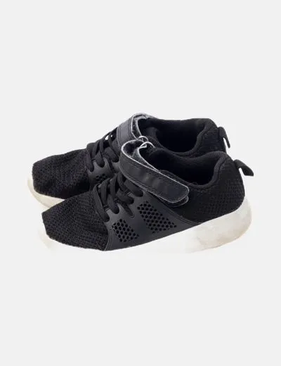 NoName Zapatilla negra acordonada