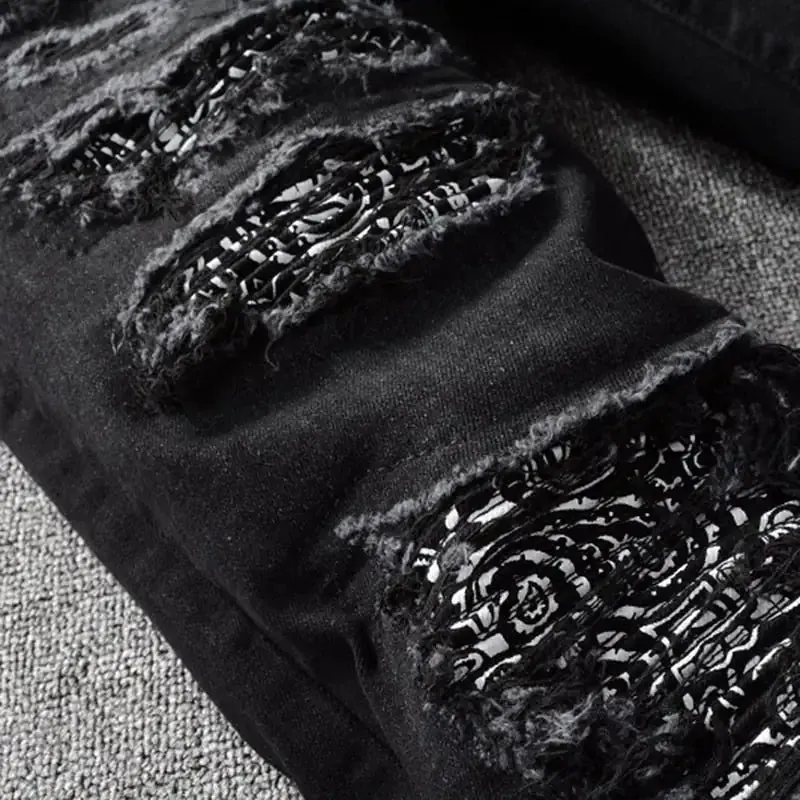 Pantalon vaquero negro rasgado con detalles de cachemira