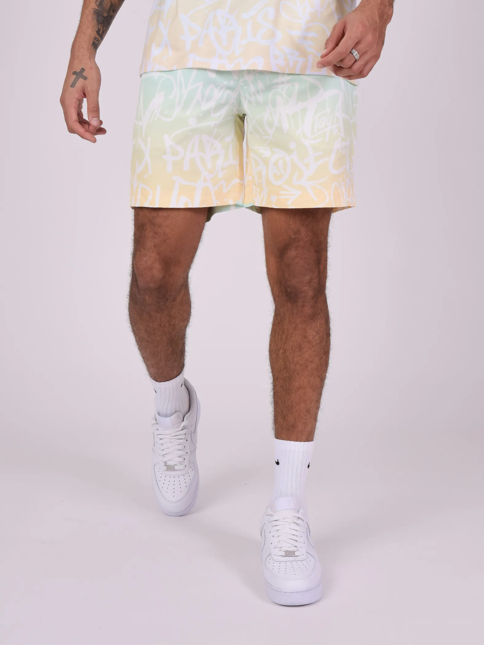 Pantalones cortos de graffiti