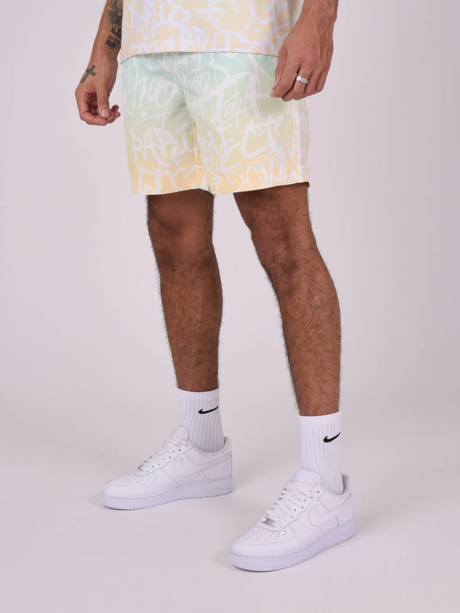 Pantalones cortos de graffiti