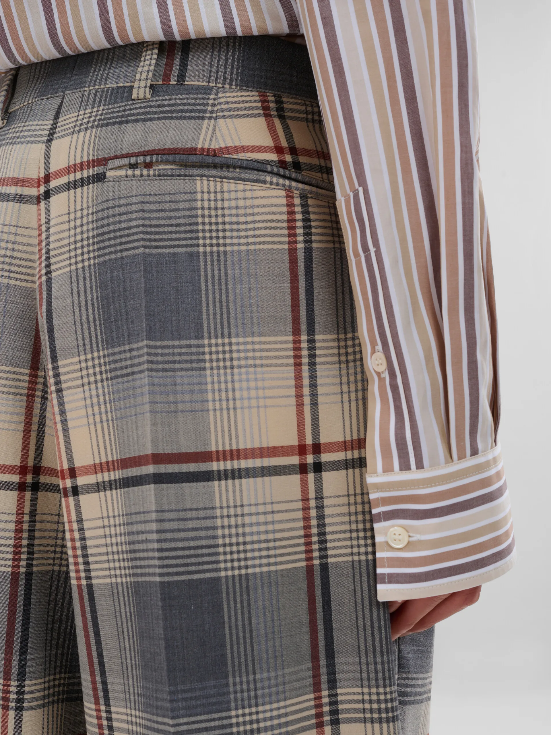 Pantalones de pinzas grises de lana a cuadros