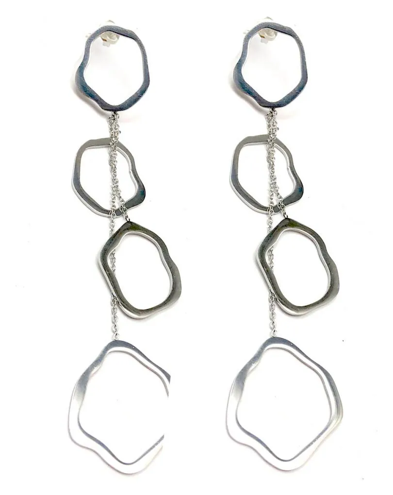 PENDIENTES PLATEADOS LARGOS CON PRECIOSO DISEÑO IRREGULAR