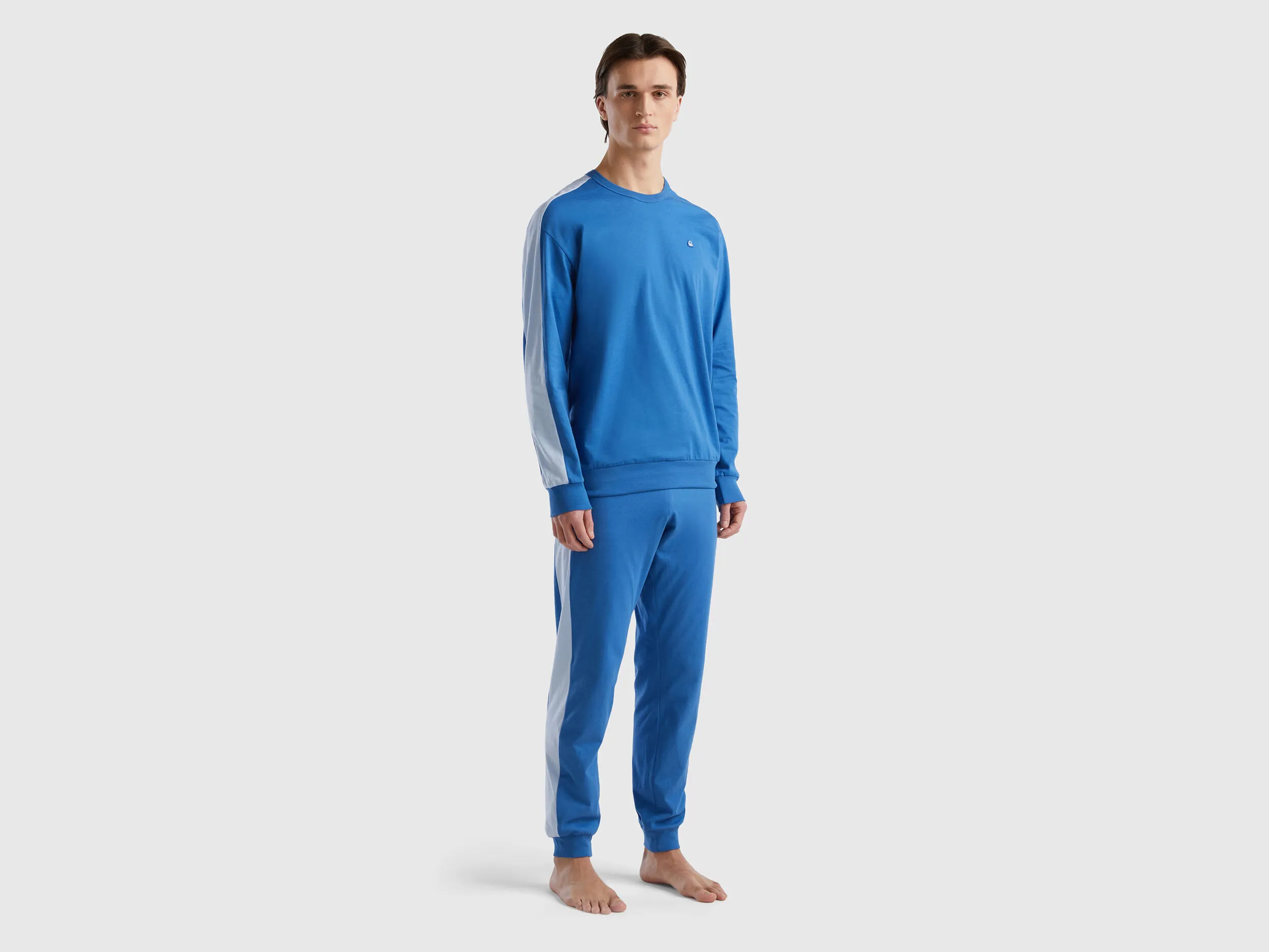 Pijama con bandas laterales