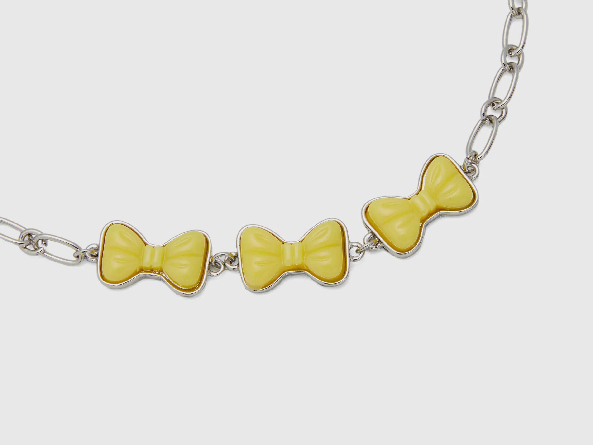 Pulsera con lazos amarillos