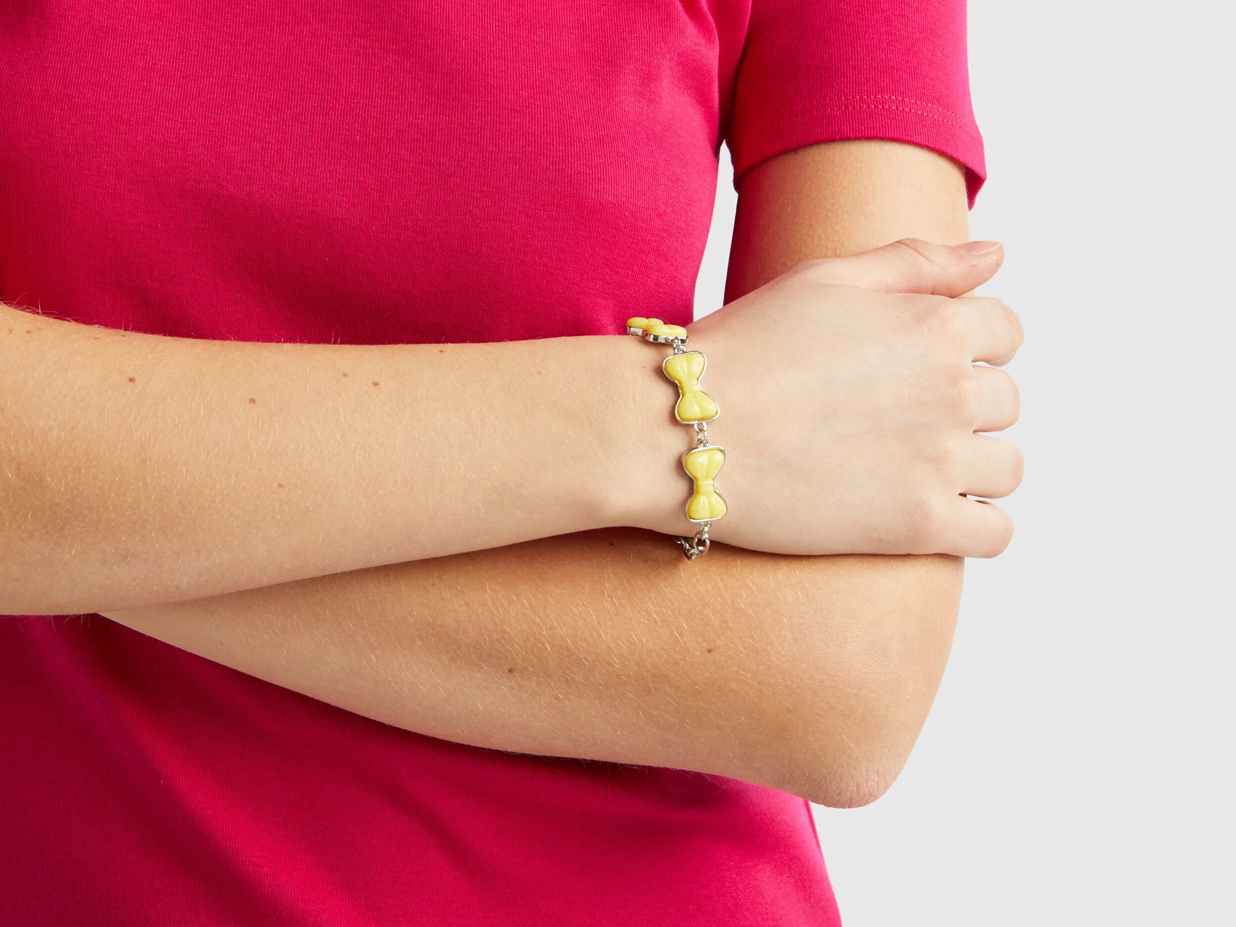 Pulsera con lazos amarillos