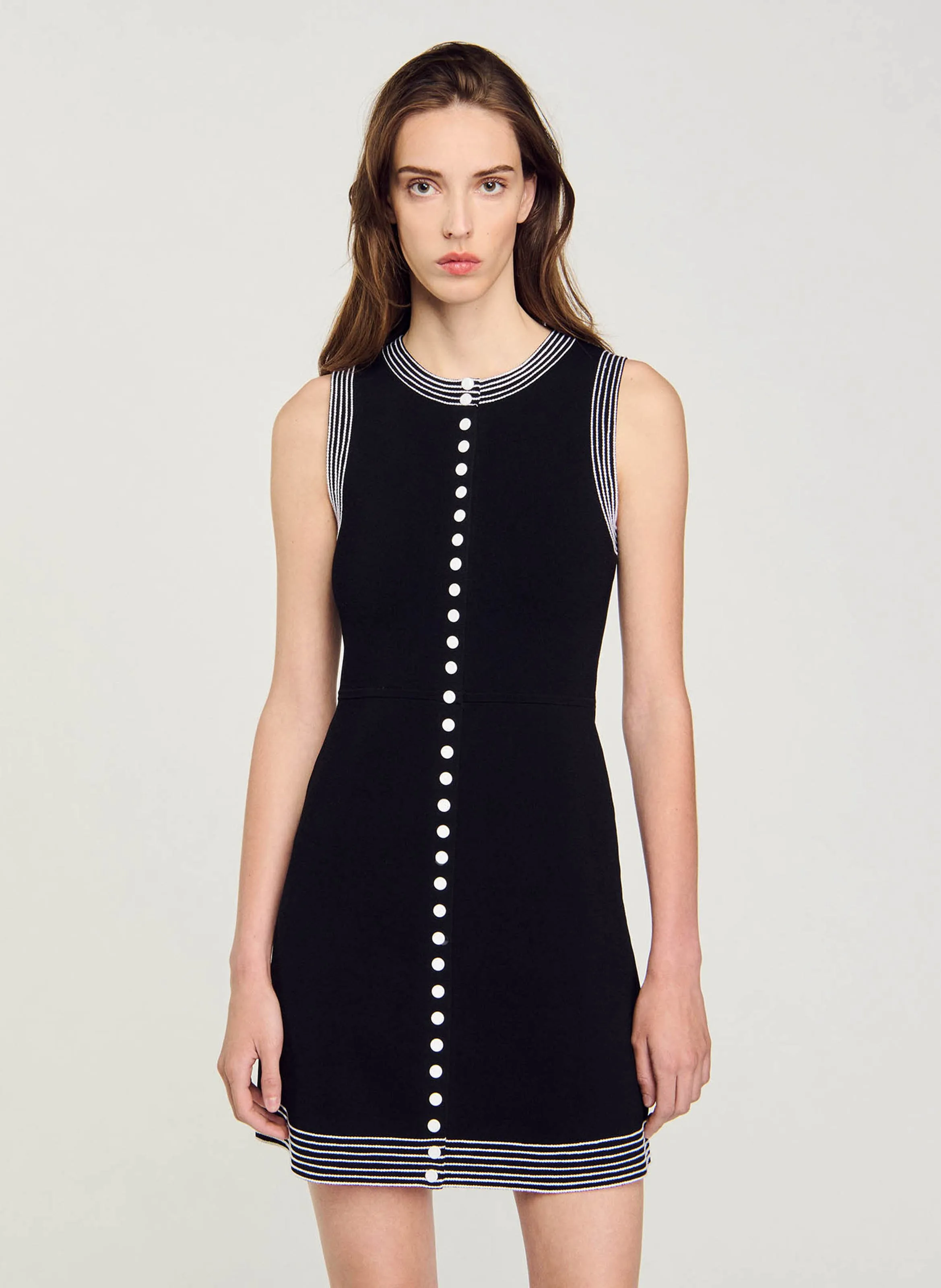 SANDRO Vestido corto con cuello redondo en negro